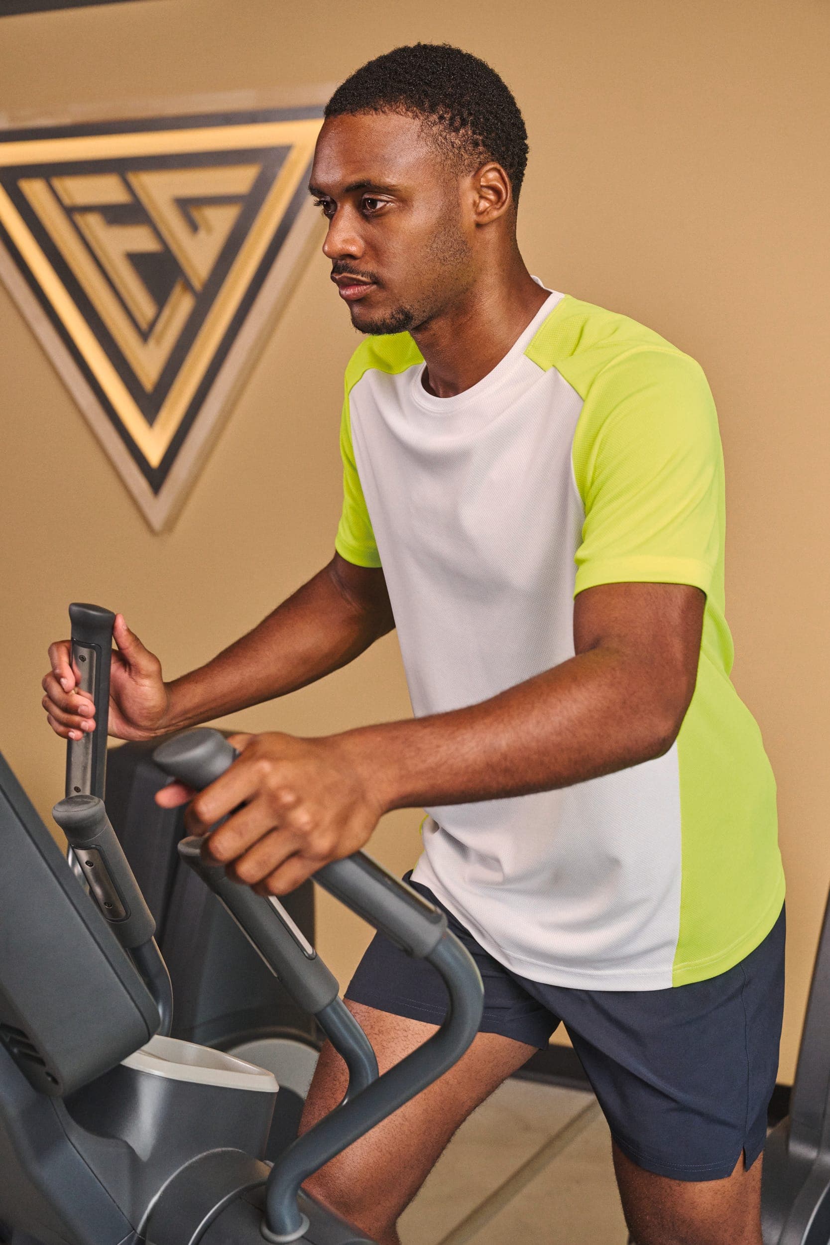 T-shirt de sport écoresponsable bicolore homme en situation