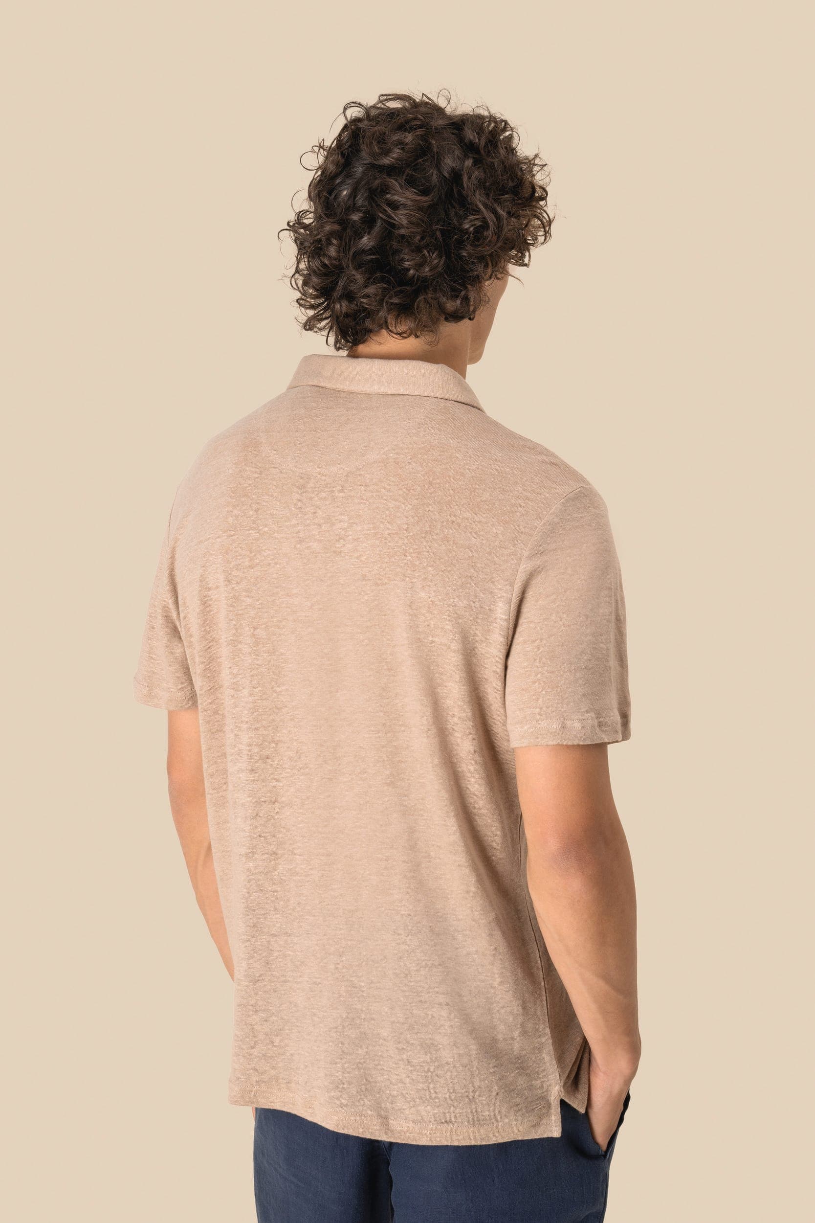 Polo en lin homme en situation