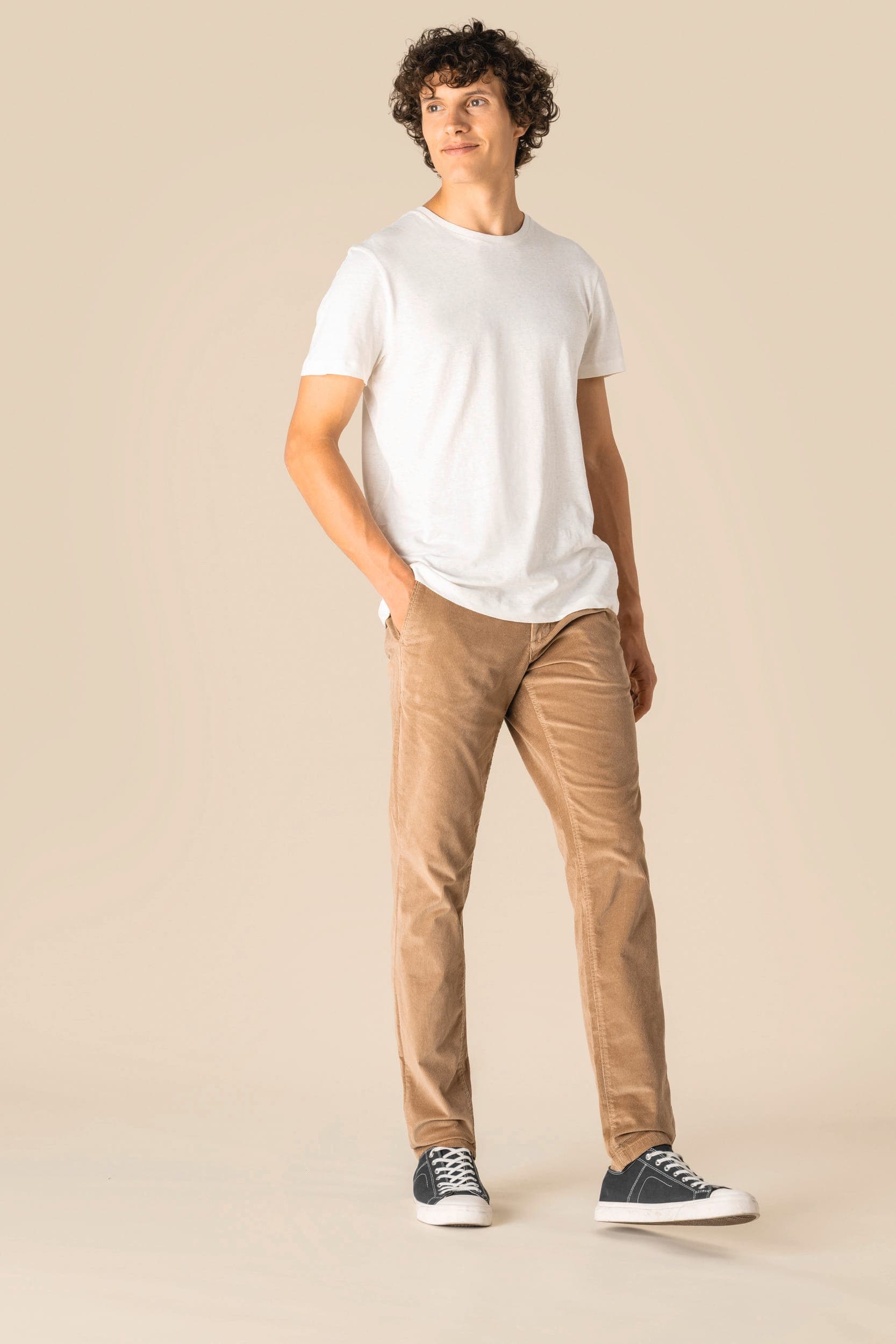 Pantalon écoresponsable en velours côtelé homme en situation