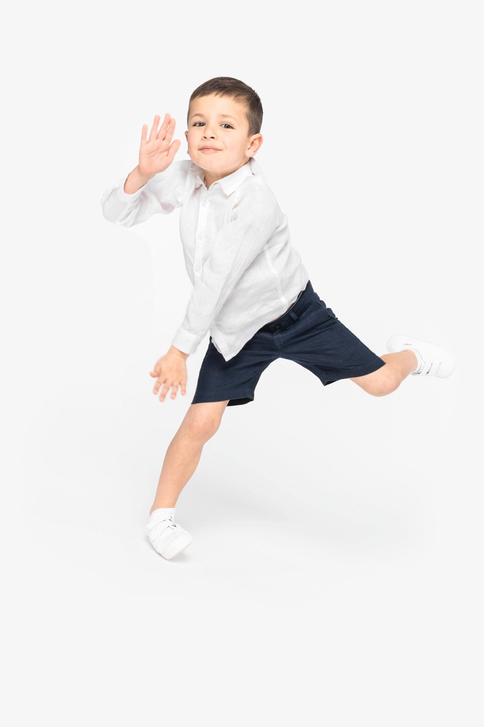 Chemise en lin enfant en situation