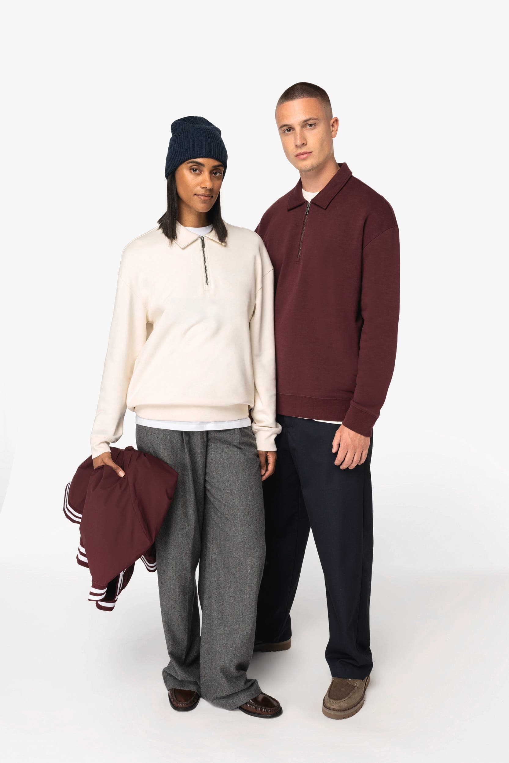 Sweat-shirt écoresponsable quart zip col polo à épaules tombantes unisexe en situation