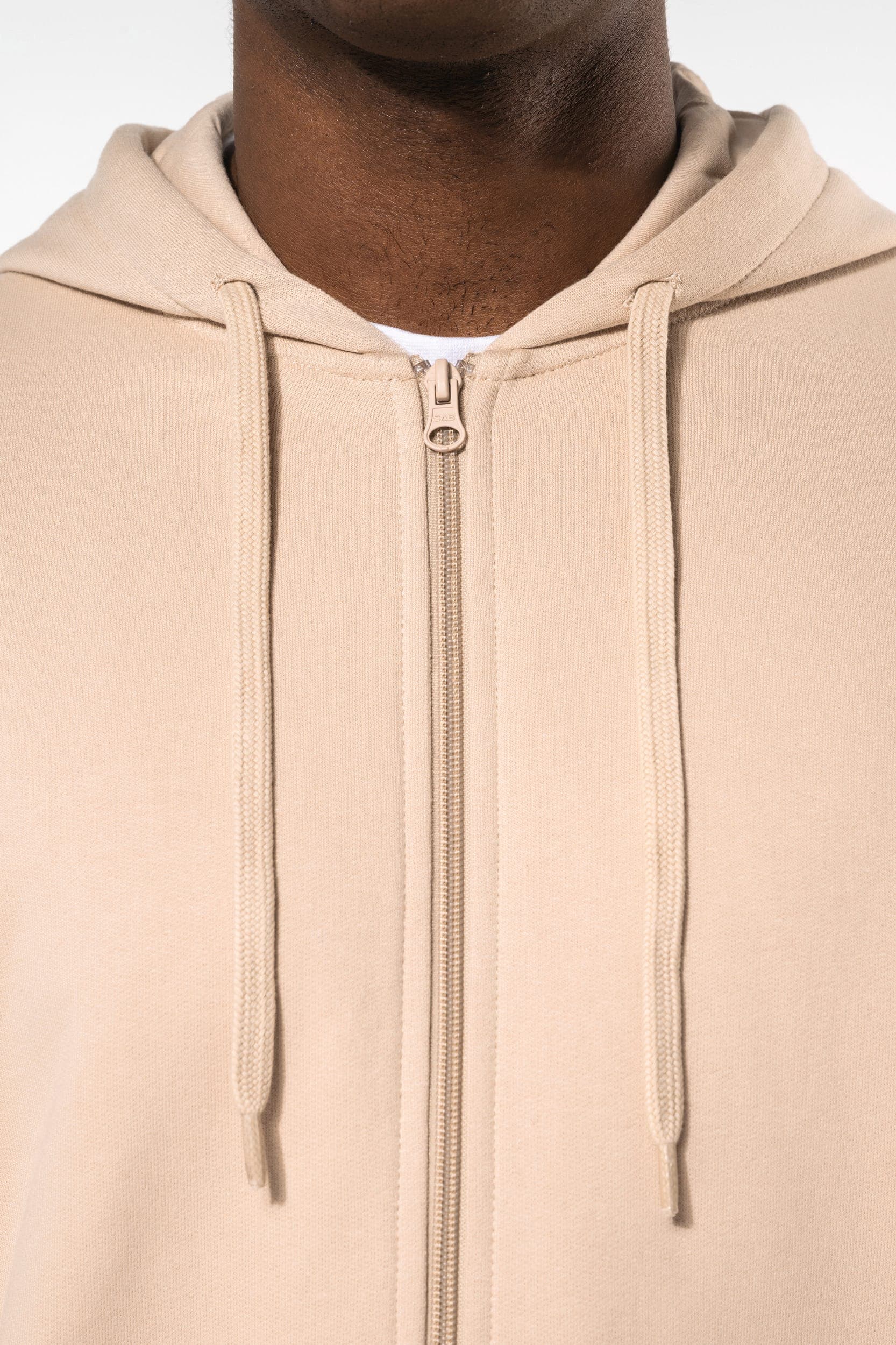 Sweat-shirt recyclé zippé à capuche unisexe en situation