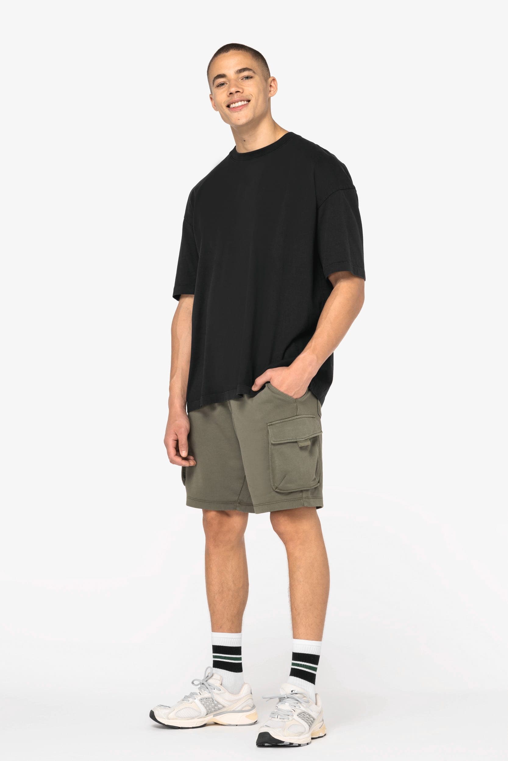 Short cargo écoresponsable délavé French Terry homme en situation