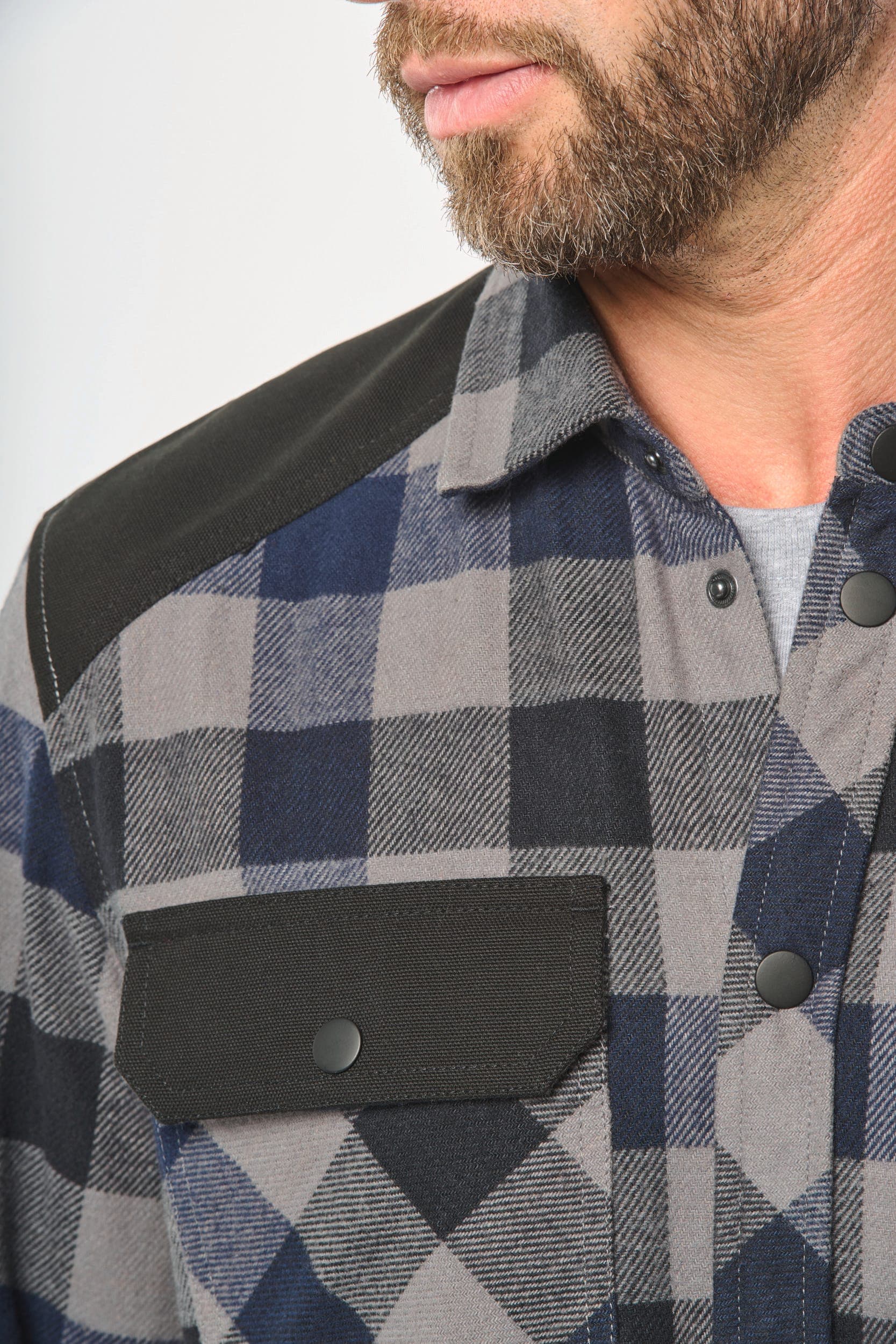 Chemise à carreaux avec poches homme en situation