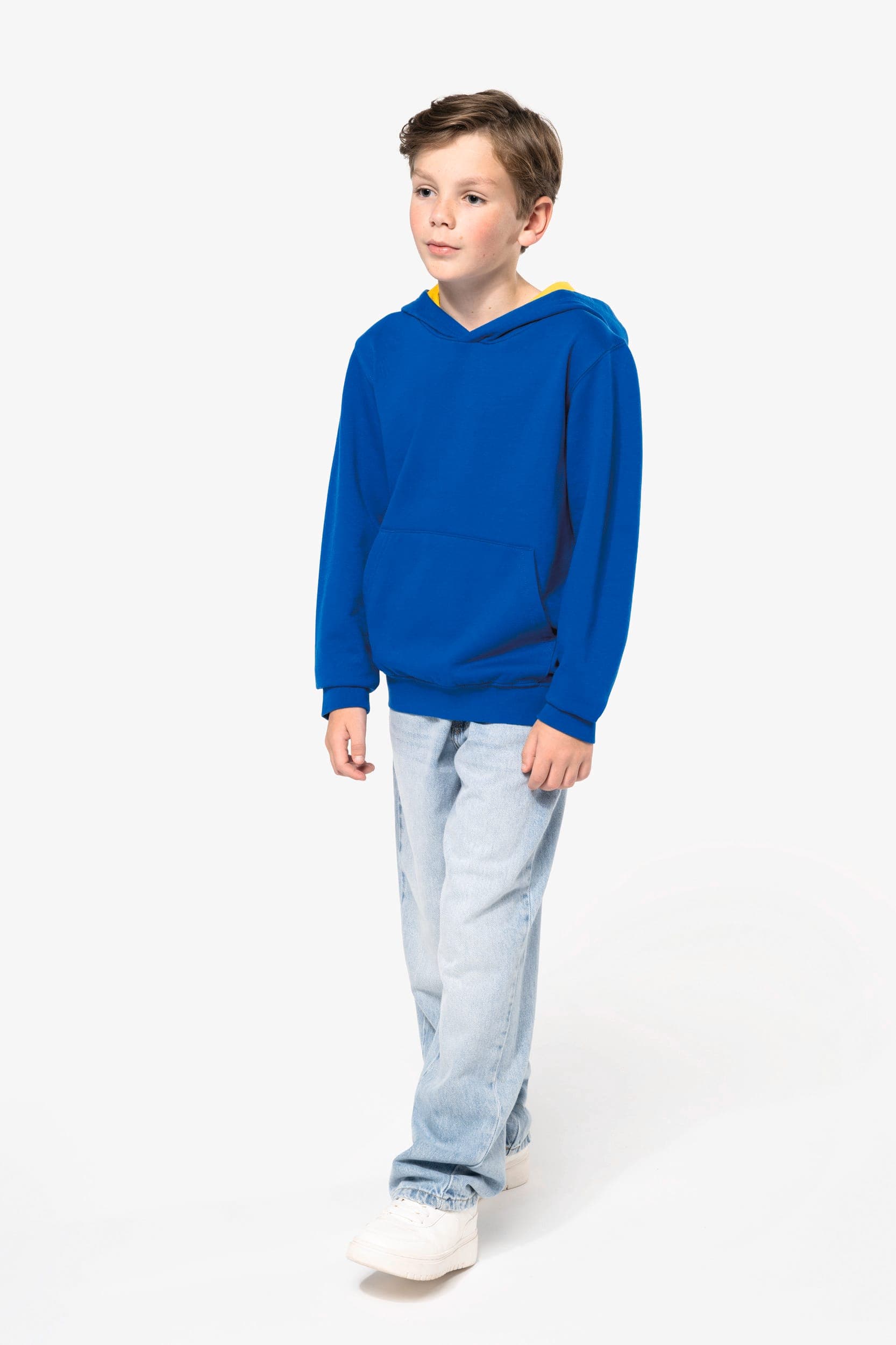 Sweat-shirt capuche contrastée enfant en situation