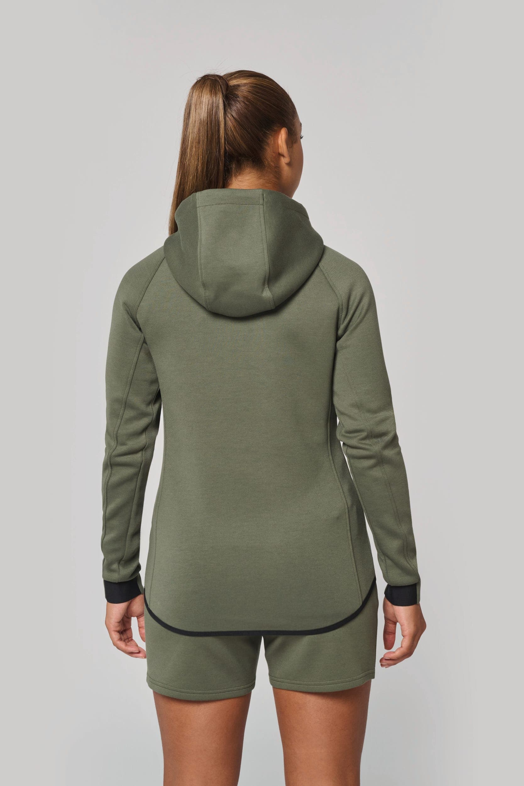 Veste à capuche performance  femme en situation