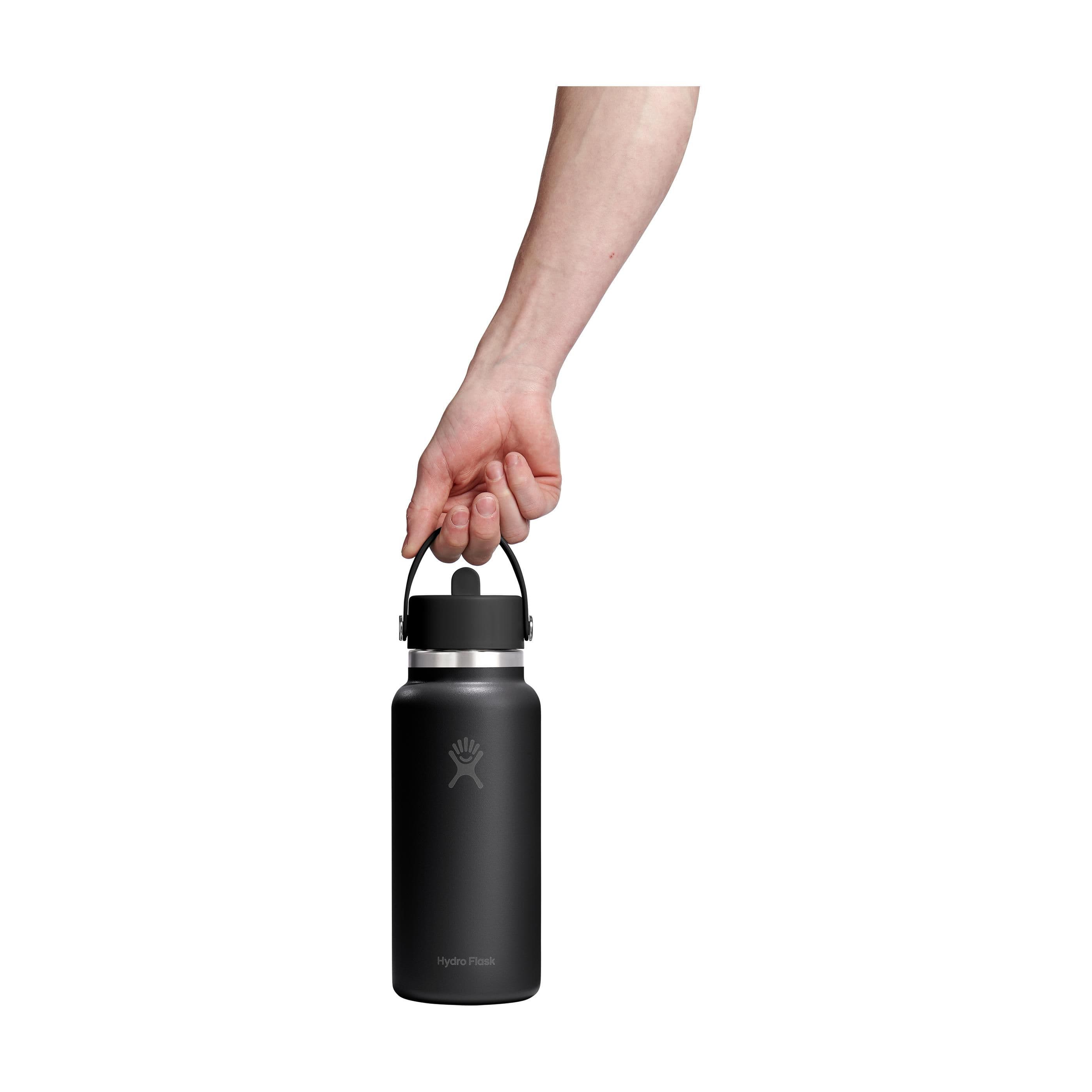 Bouteille d'eau Hydro Flask Wide Mouth avec bouchon à paille Flex 946 ml en situation