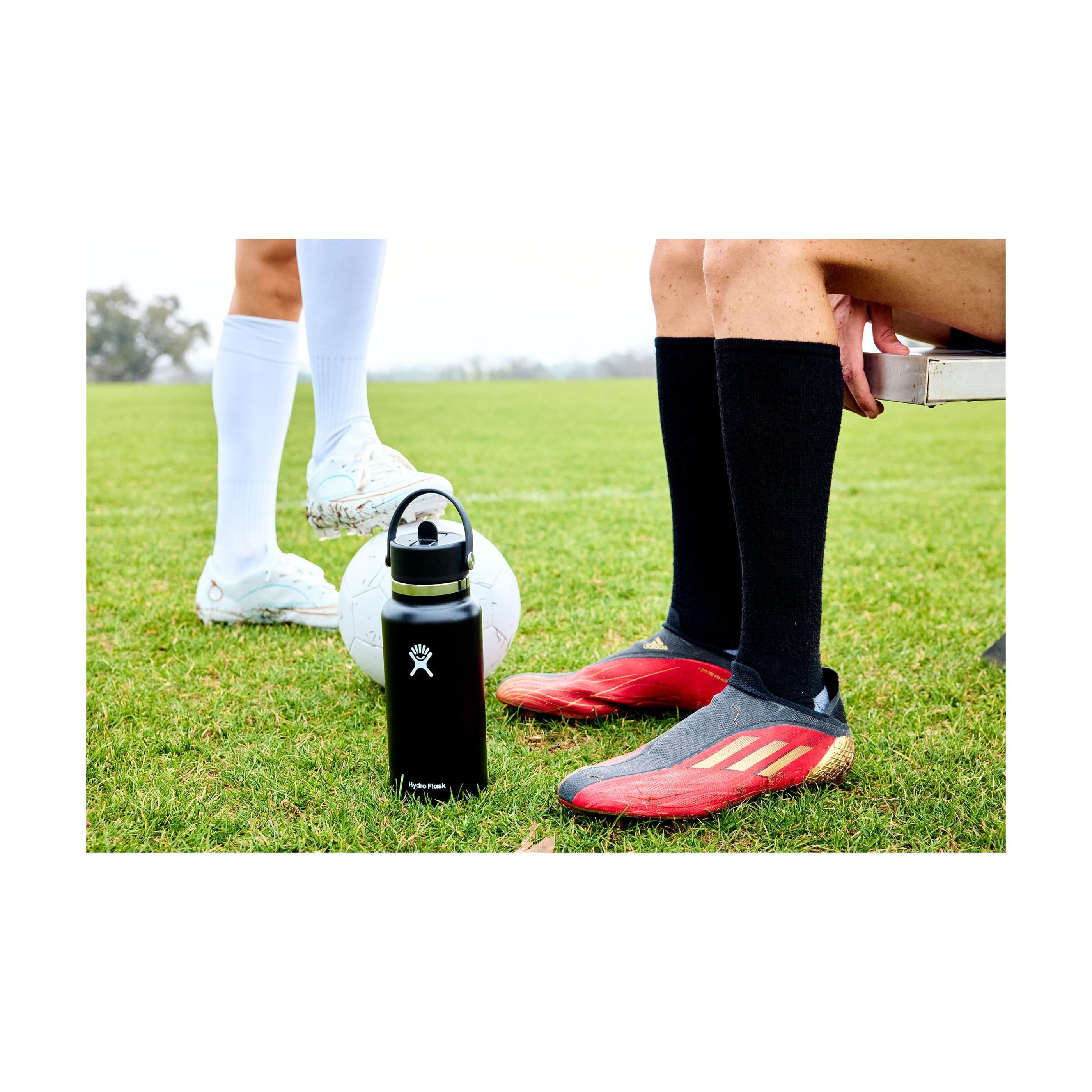 Bouteille d'eau Hydro Flask Wide Mouth avec bouchon à paille Flex 946 ml en situation