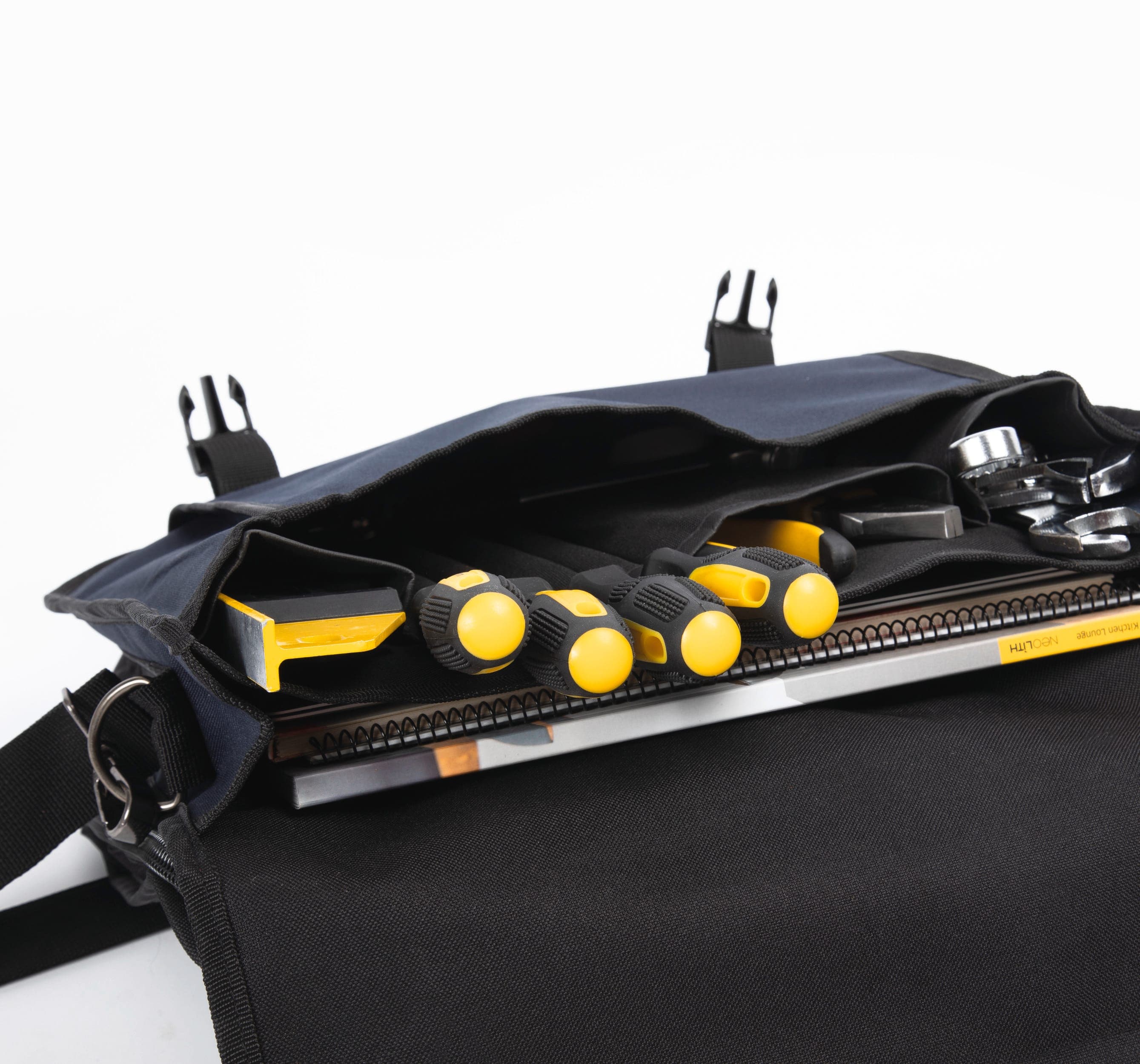 Sac à bandoulière pour outils et ordinateurs portables en situation