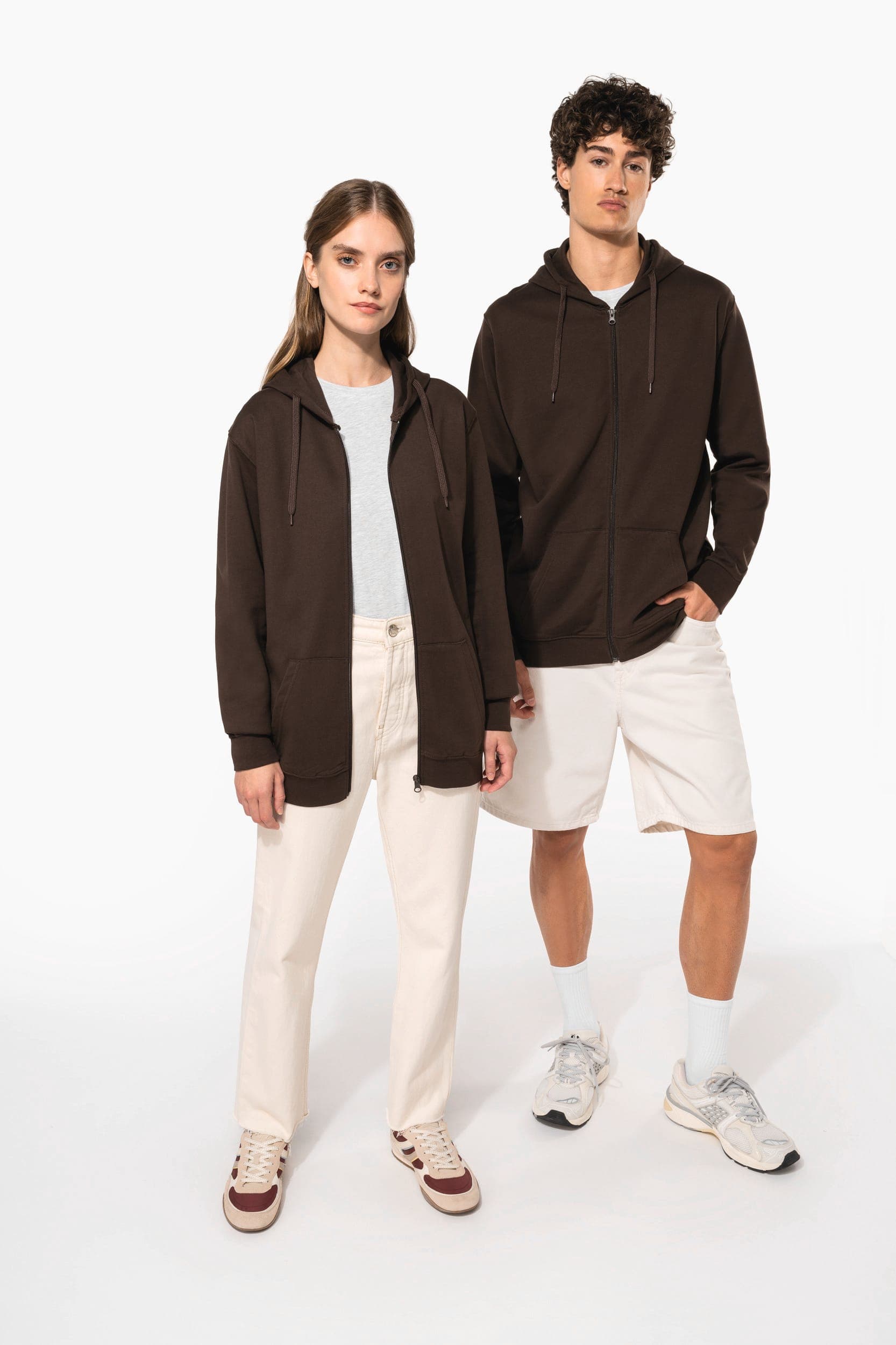 Sweat-shirt zippé capuche unisexe en situation