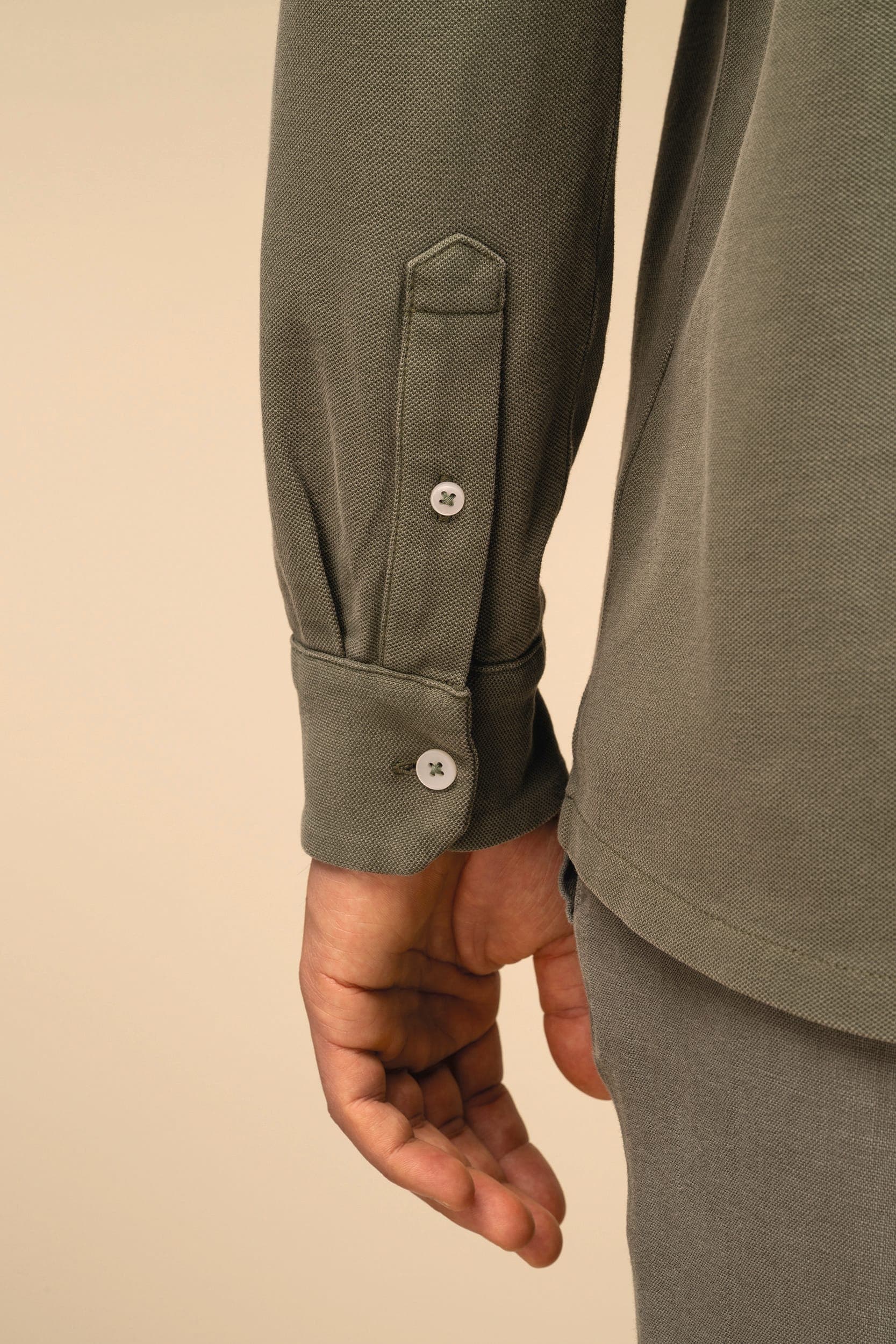 Chemise écoresponsable délavée en maille piquée homme en situation
