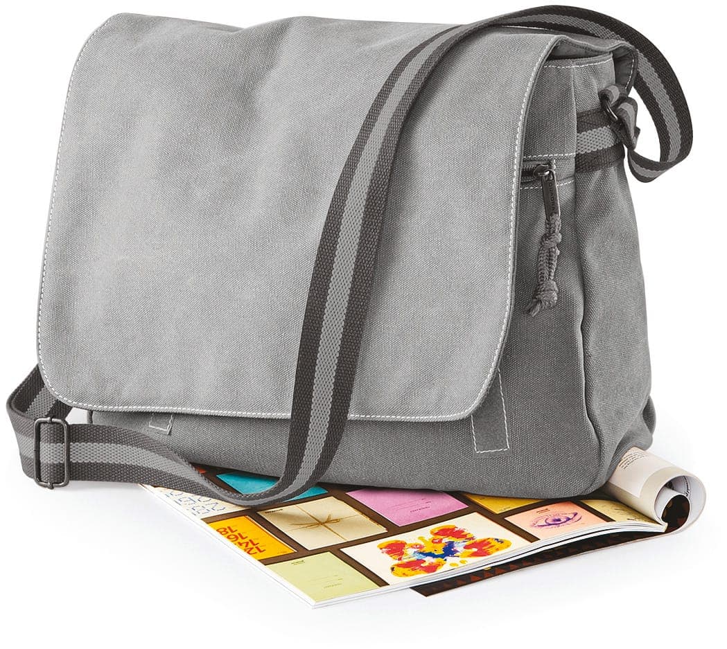 Sac courrier vintage en toile en situation