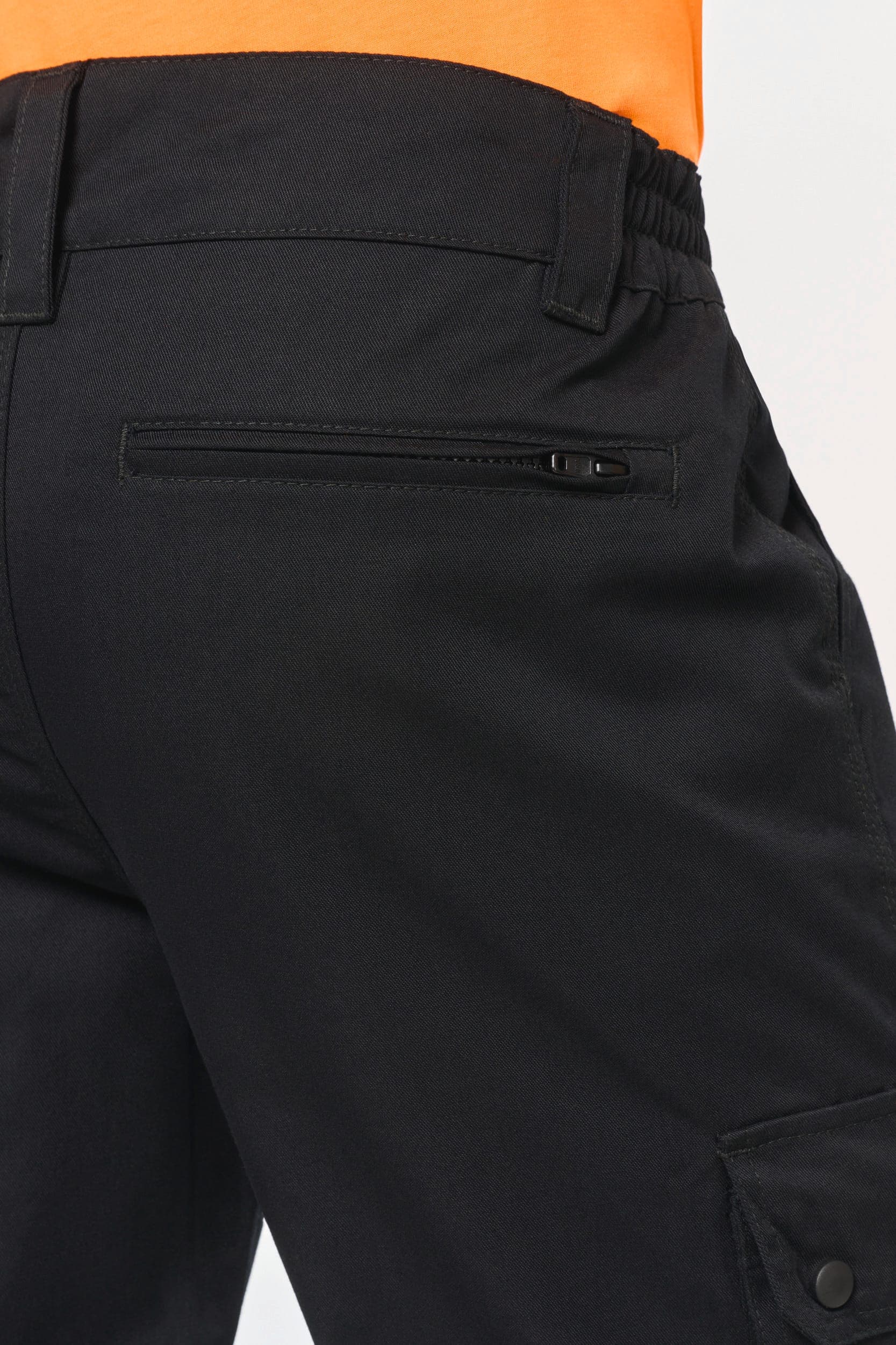 Pantalon cargo unisexe avec bas élastiqué en situation