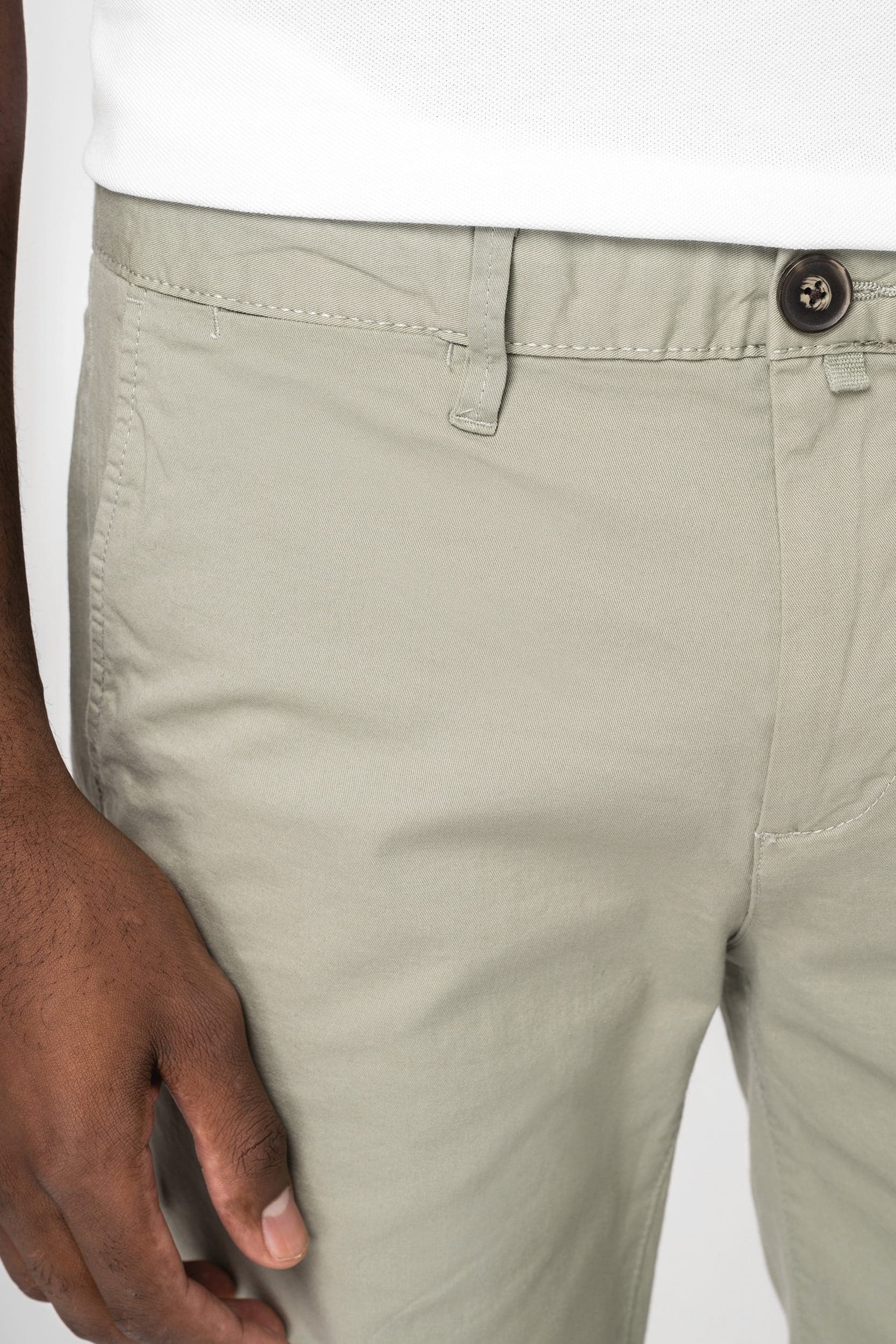Bermuda chino écoresponsable homme en situation
