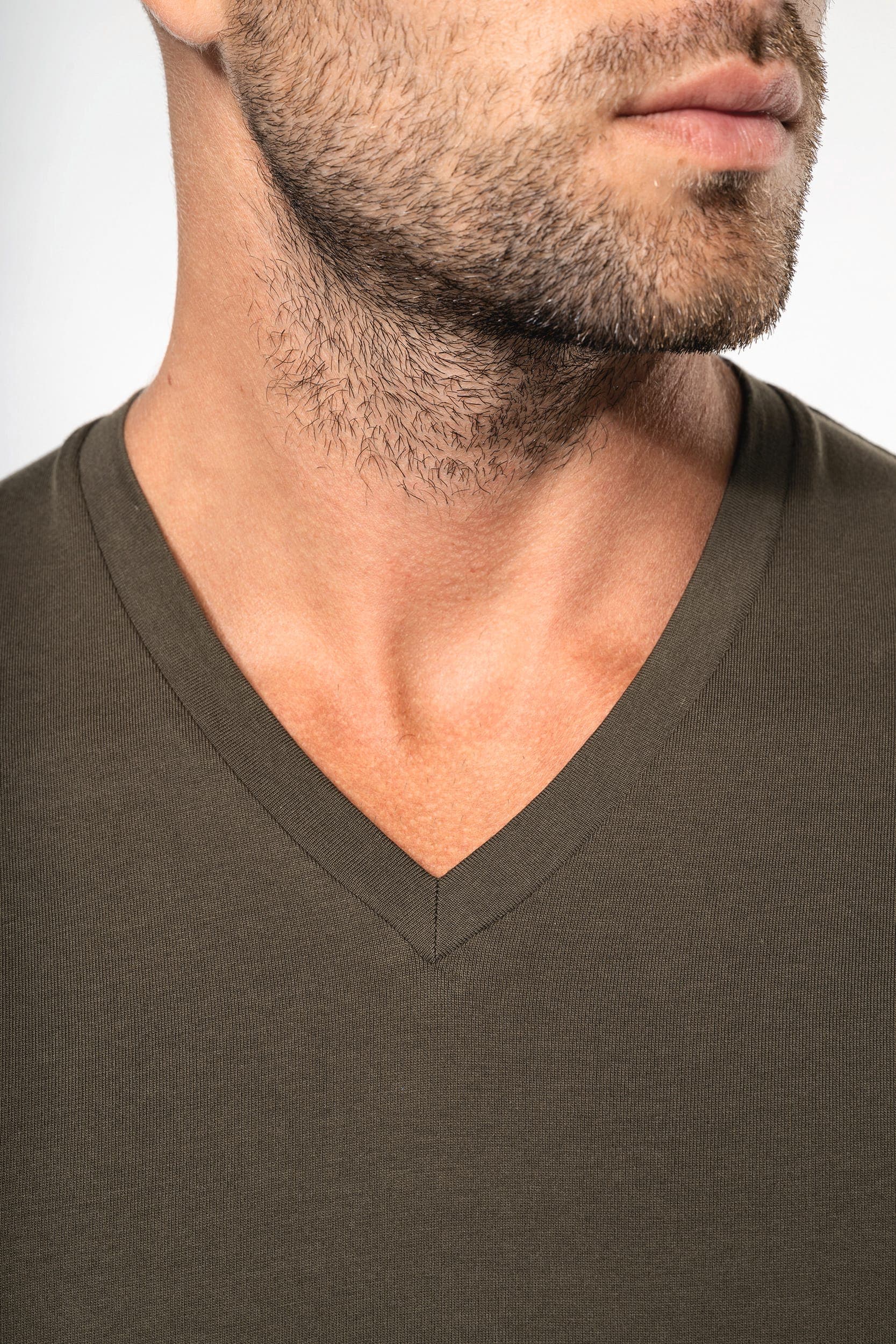 T-shirt col V manches longues homme en situation