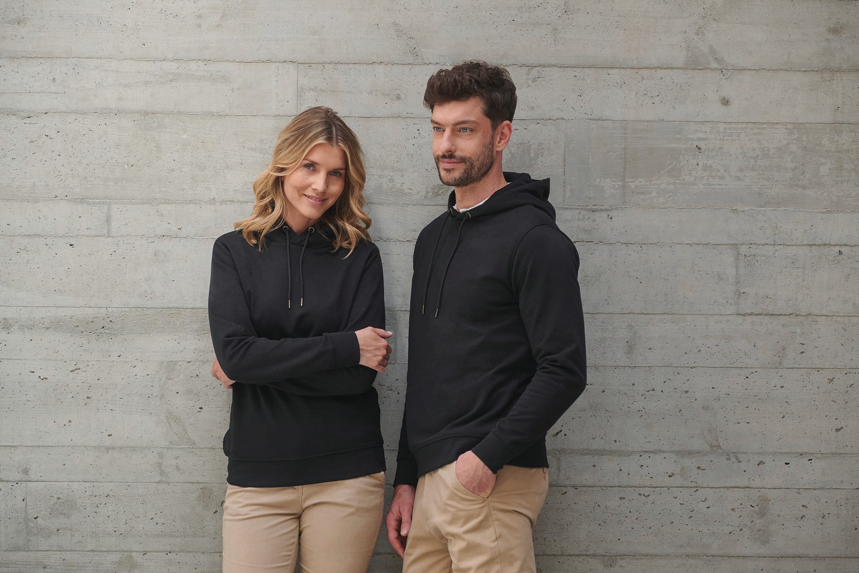Sweat-shirt à capuche écoresponsable unisexe en situation