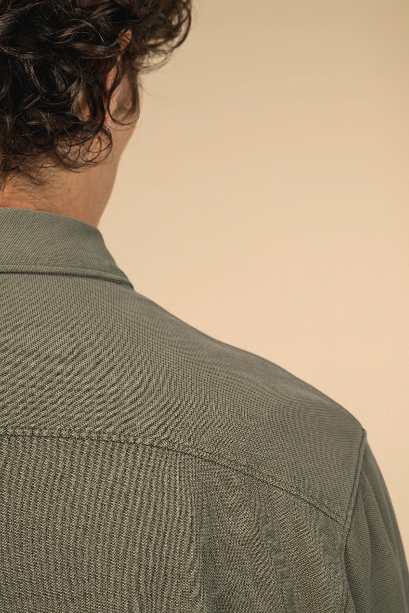 Chemise écoresponsable délavée en maille piquée homme en situation