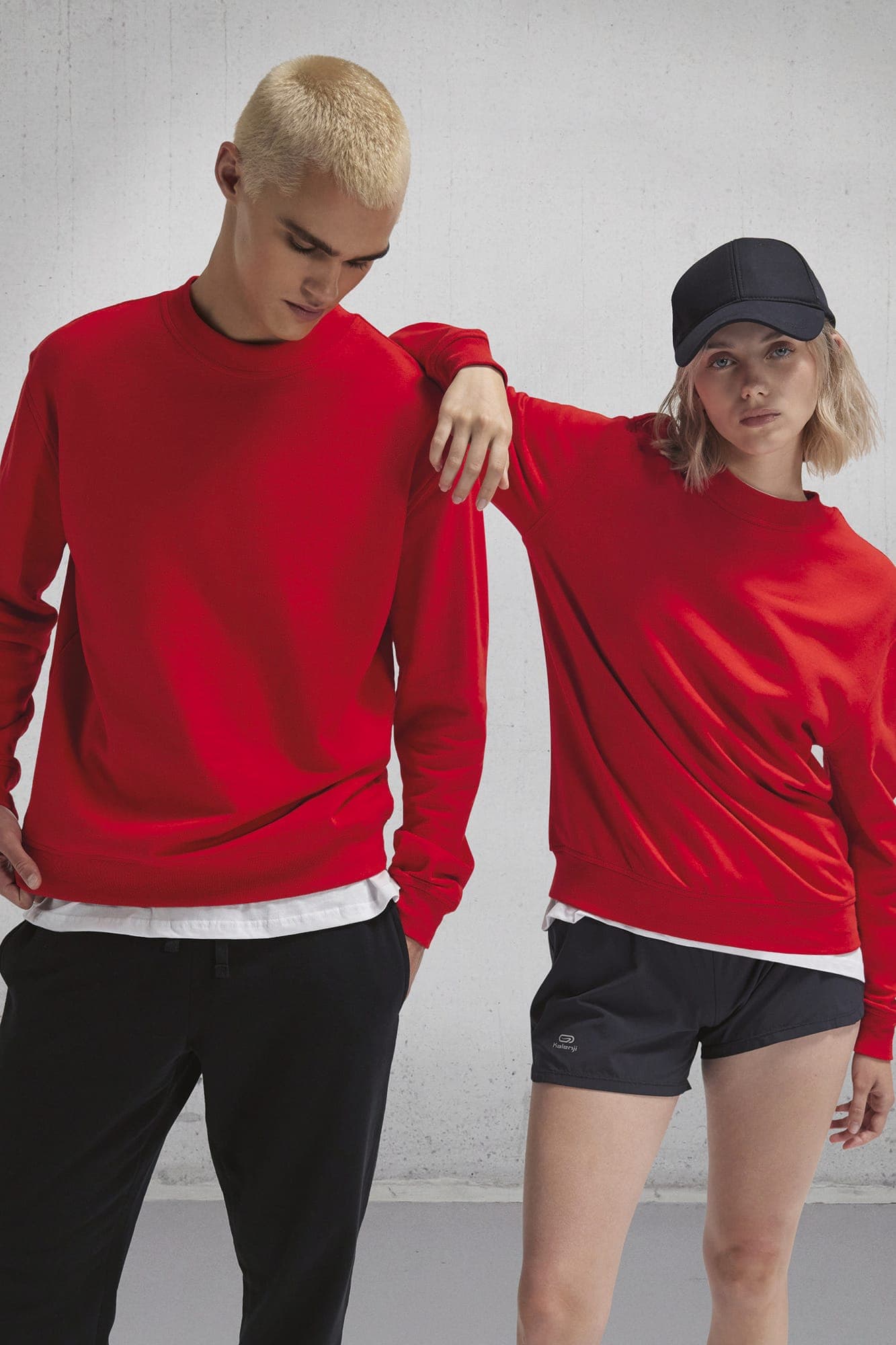 Sweat-shirt col rond ID.332 unisexe en situation