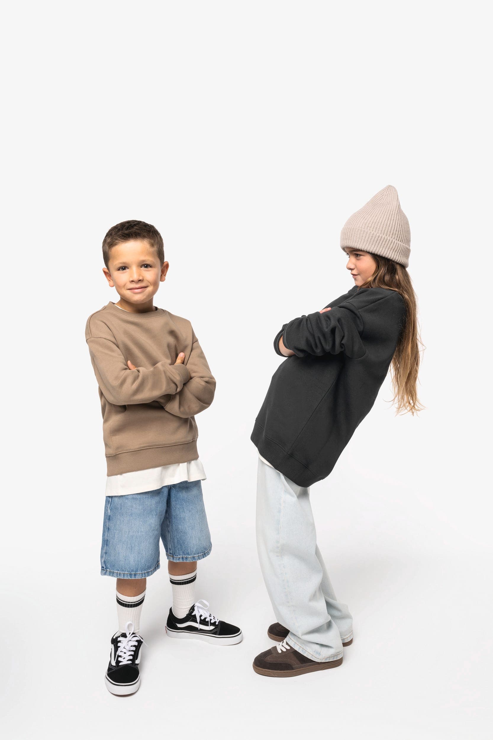 Sweat-shirt écoresponsable à col rond oversize enfant en situation