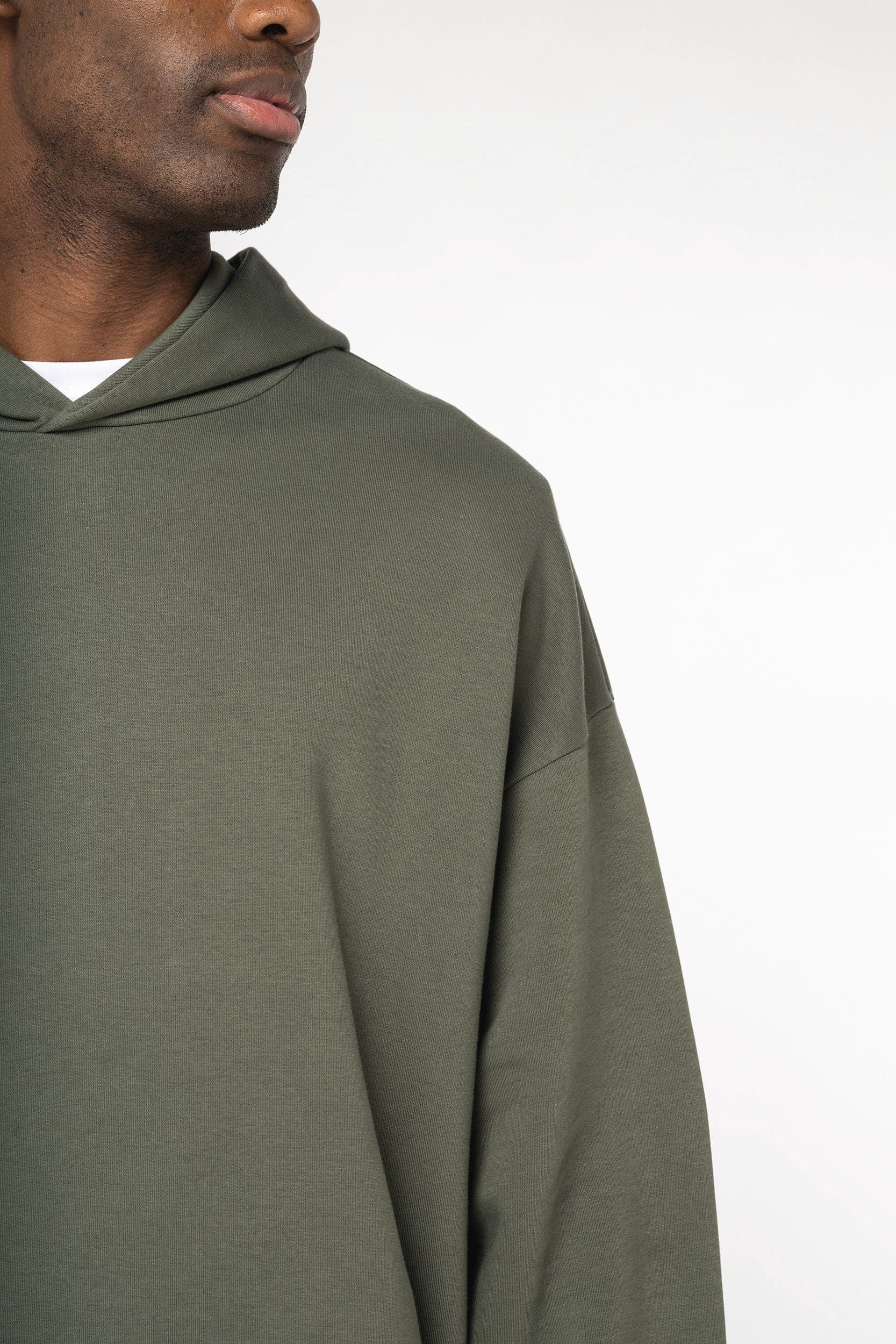 Sweat-shirt écoresponsable à capuche oversize unisexe en situation