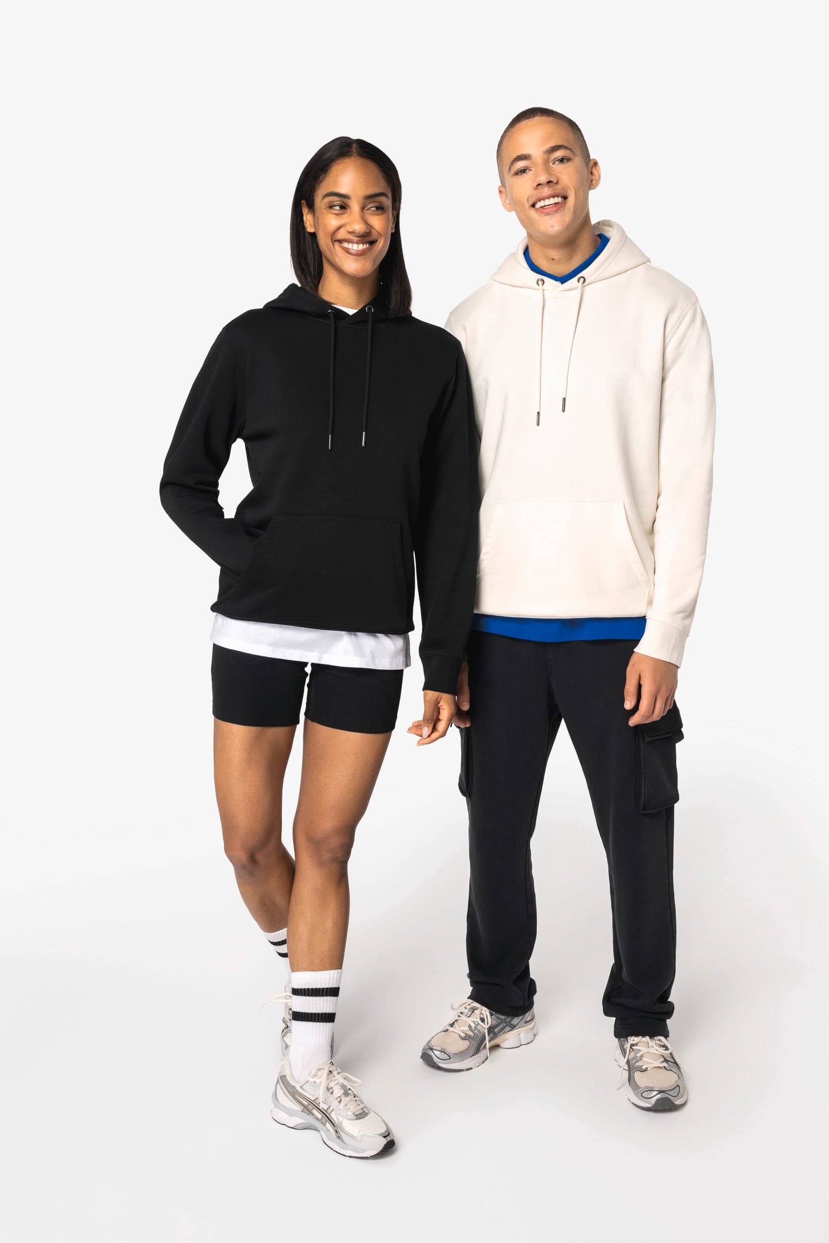 Sweat-shirt écoresponsable à capuche unisexe en situation