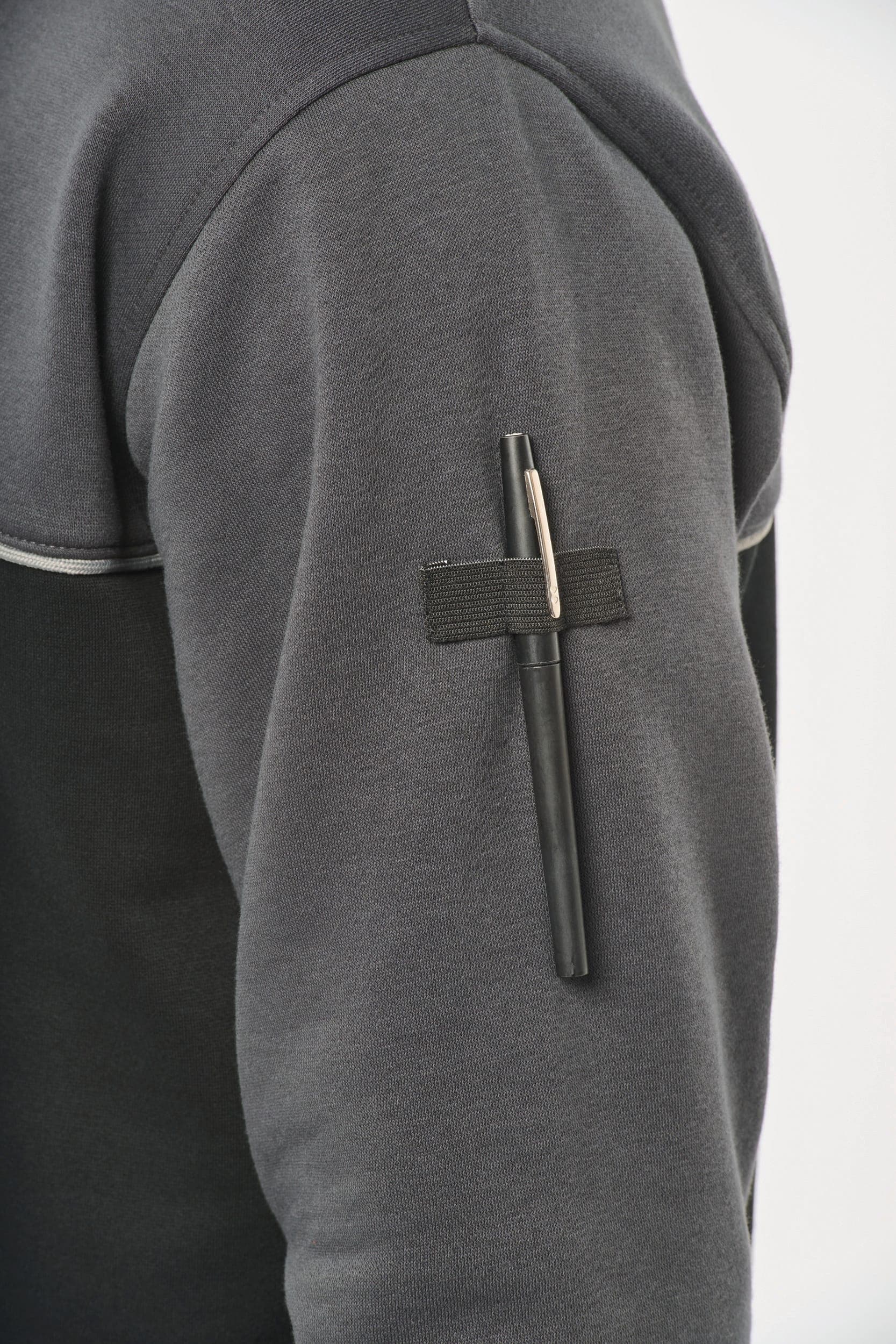 Sweat-shirt écoresponsable col zippé unisexe en situation
