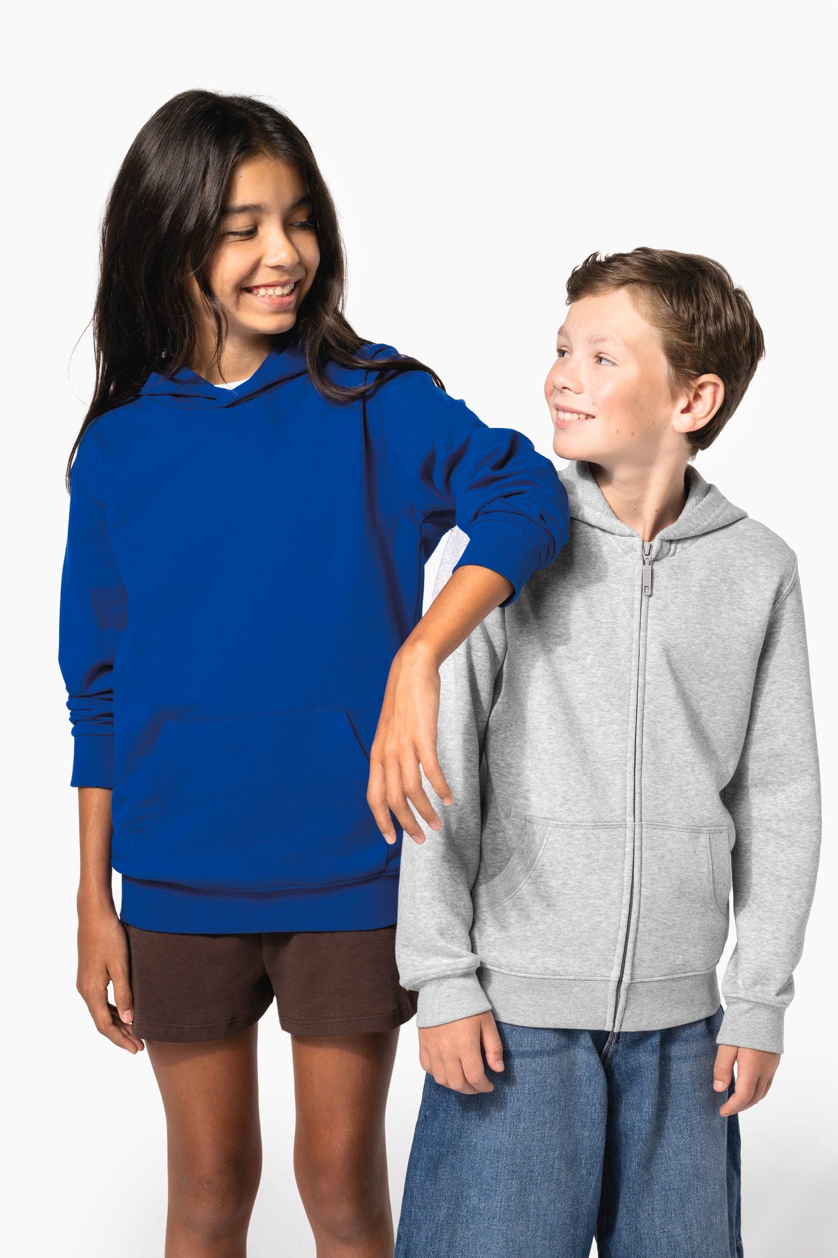 Sweat-shirt recyclé zippé à capuche enfant en situation