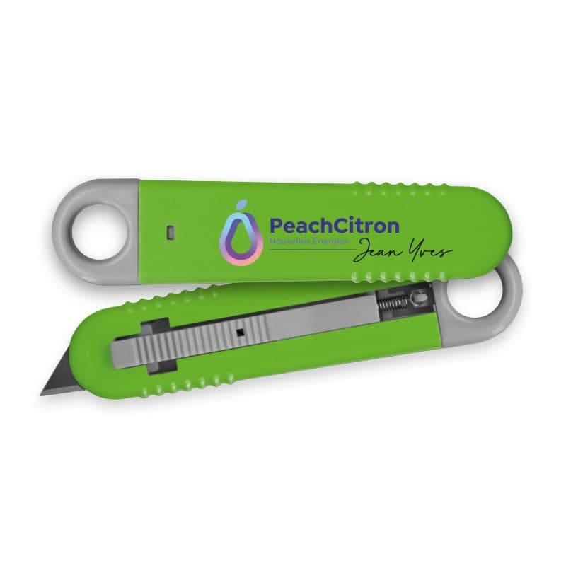 CUTTER PLASTIQUE A LAME AUTORETRACTABLE en situation