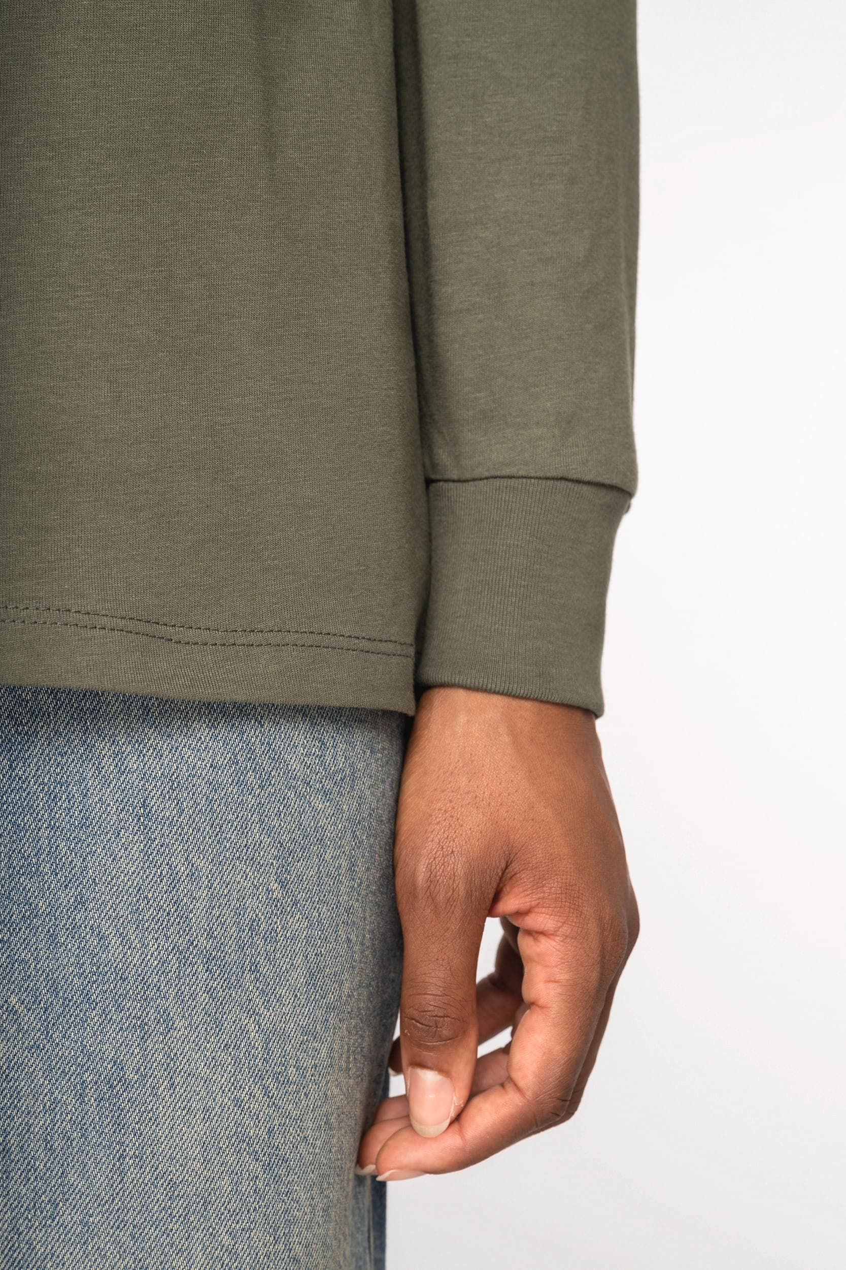 T-shirt écoresponsable manches longues unisexe en situation