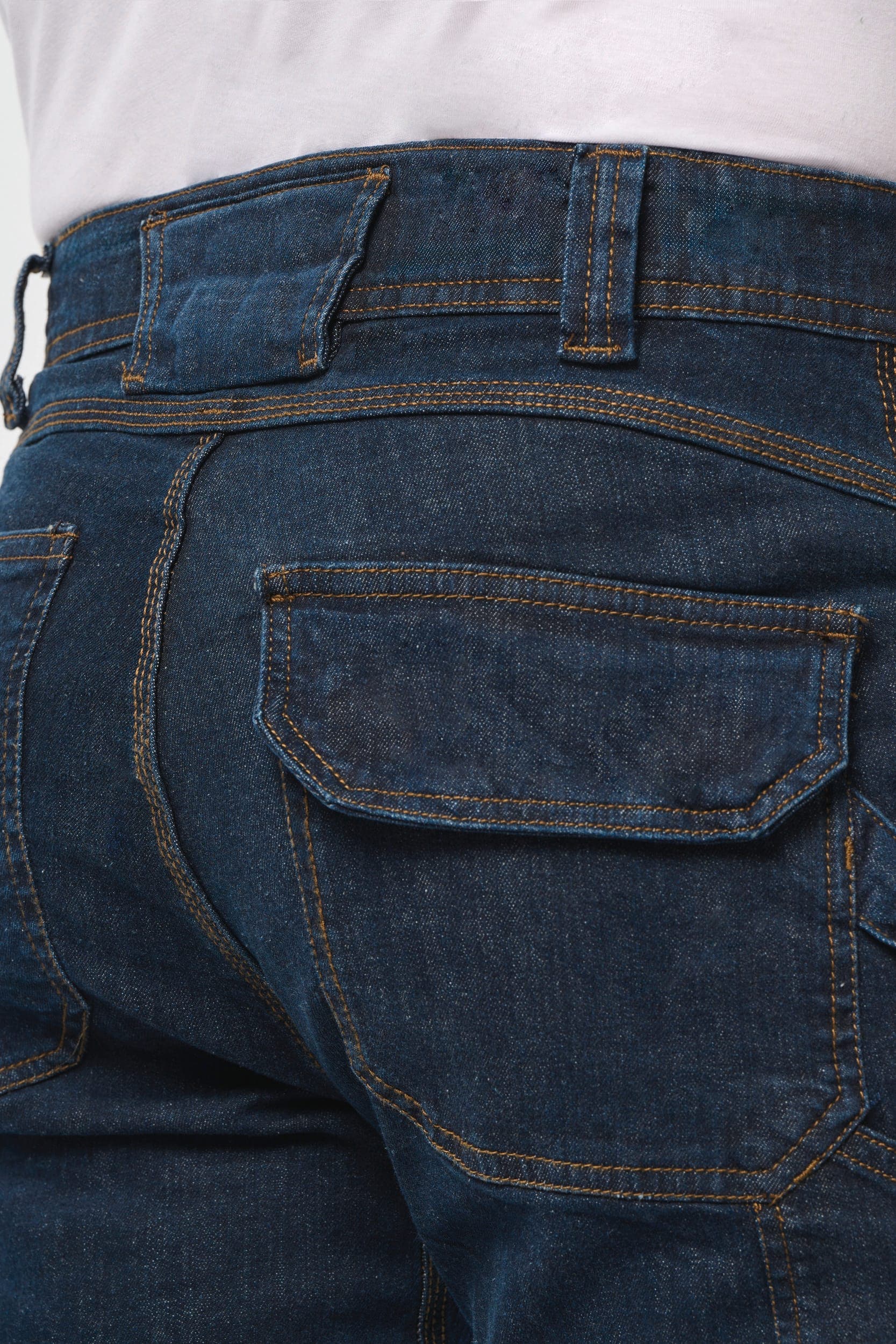 Pantalon Denim multipoches homme en situation