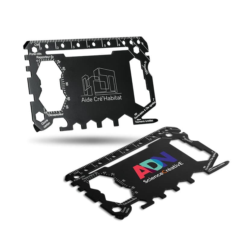 CARTE OUTIL MULTIFONCTION EN ACIER INOXYDABLE en situation