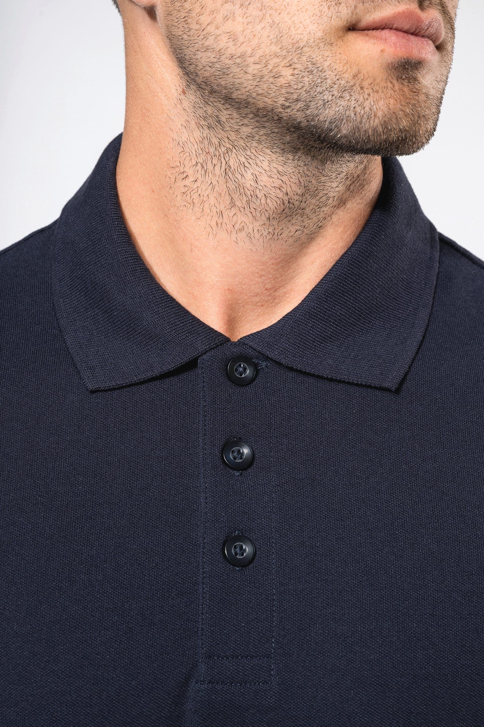 Polo piqué manches courtes bicolore homme en situation