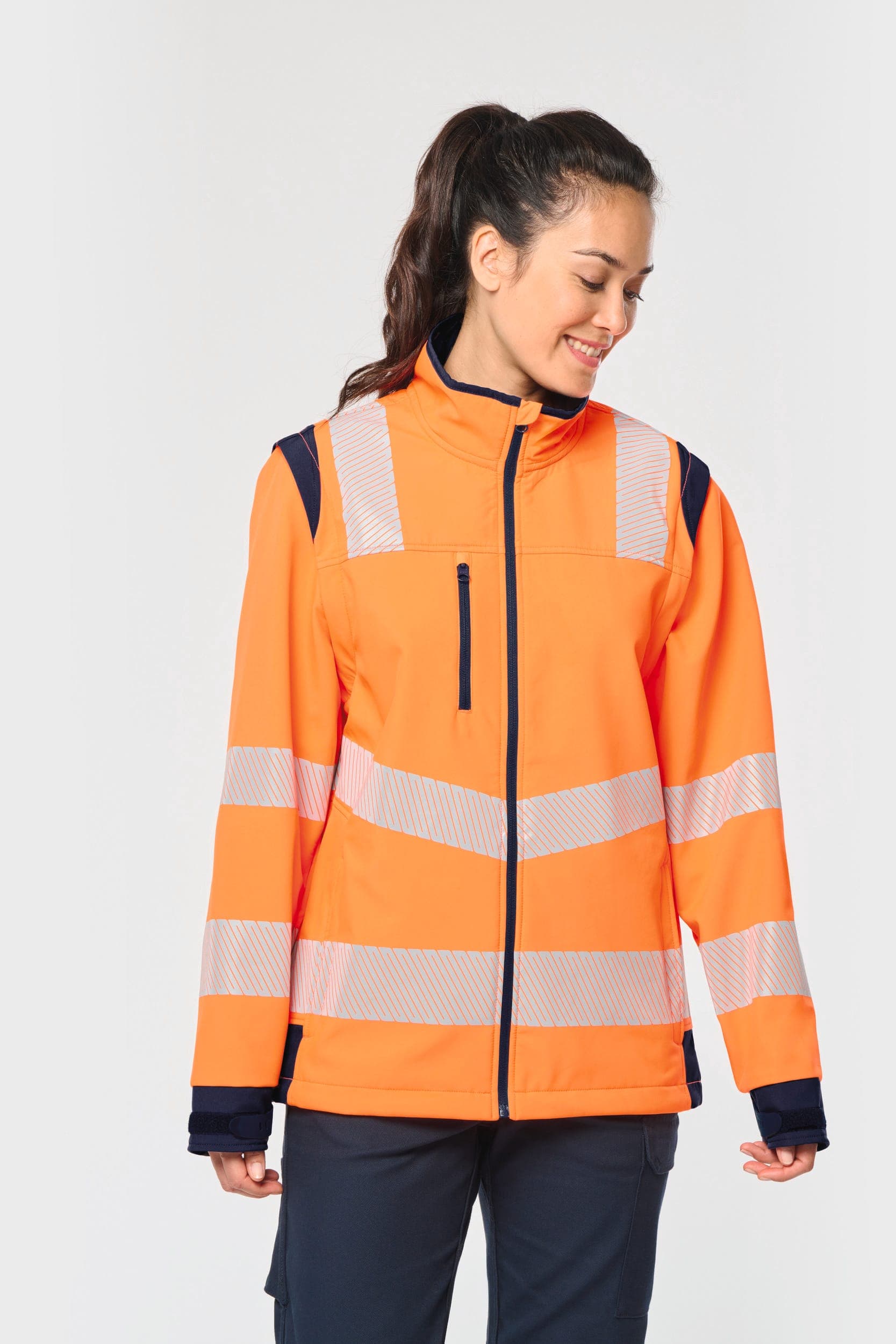 Veste softshell de sécurité recyclée avec manches détachables unisexe en situation