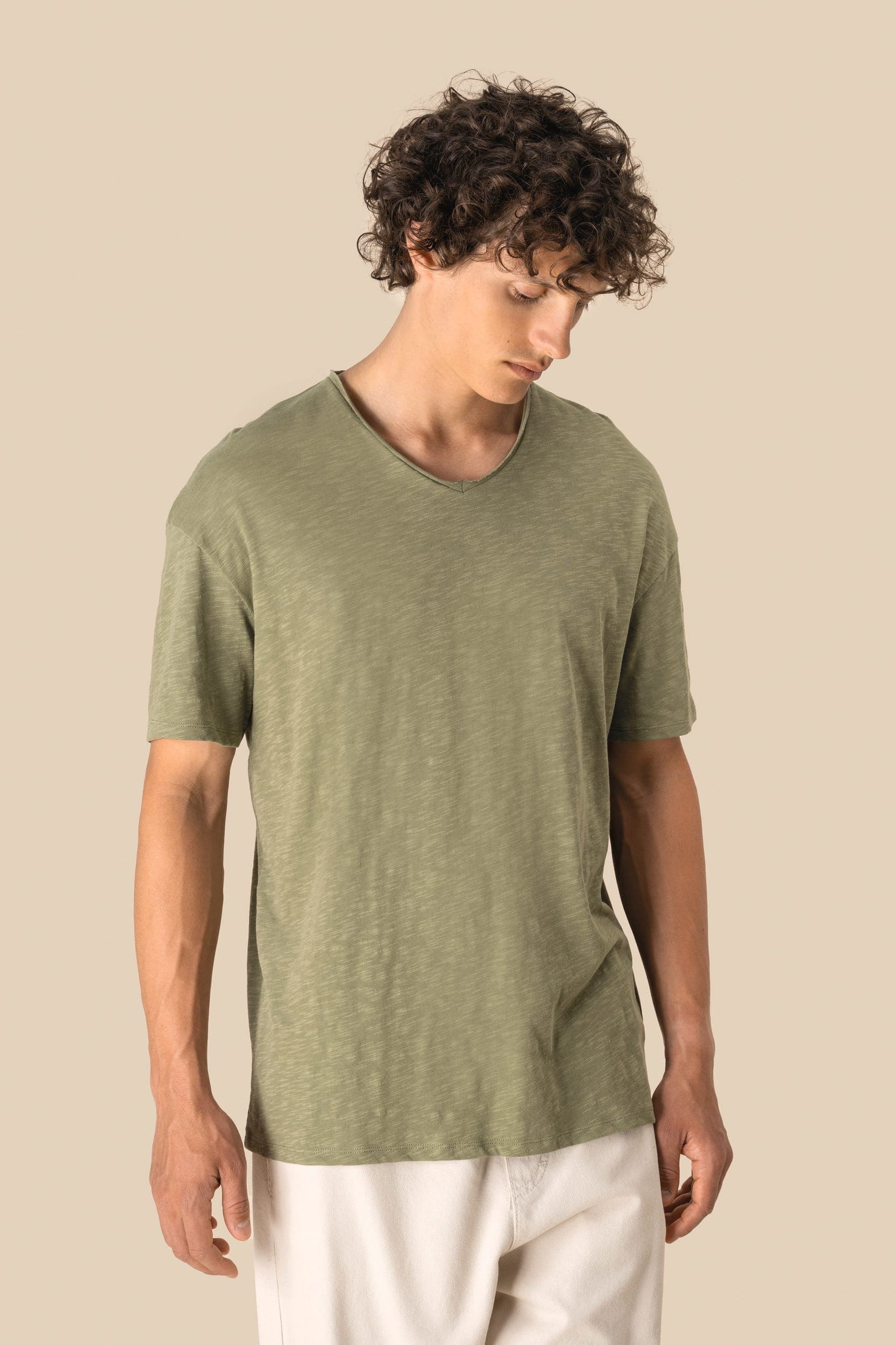 T-shirt écoresponsable col slub à épaules tombantes homme en situation