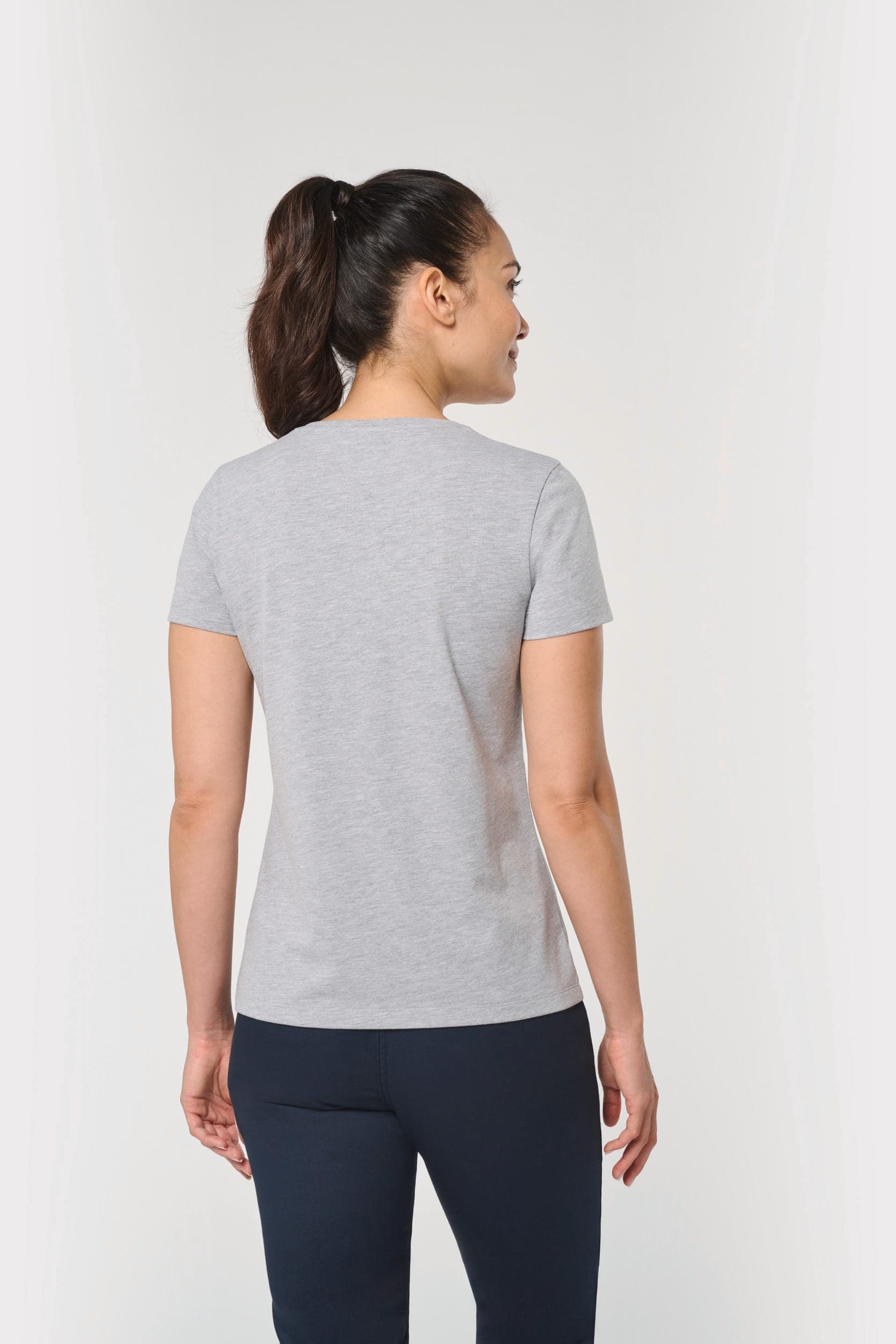 T-shirt écoresponsable col V antibactérien femme en situation