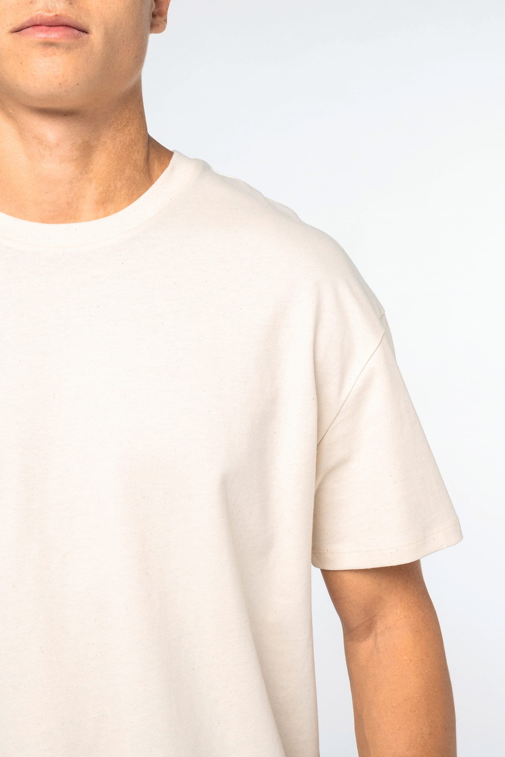 T-shirt écoresponsable à épaules tombantes unisexe en situation