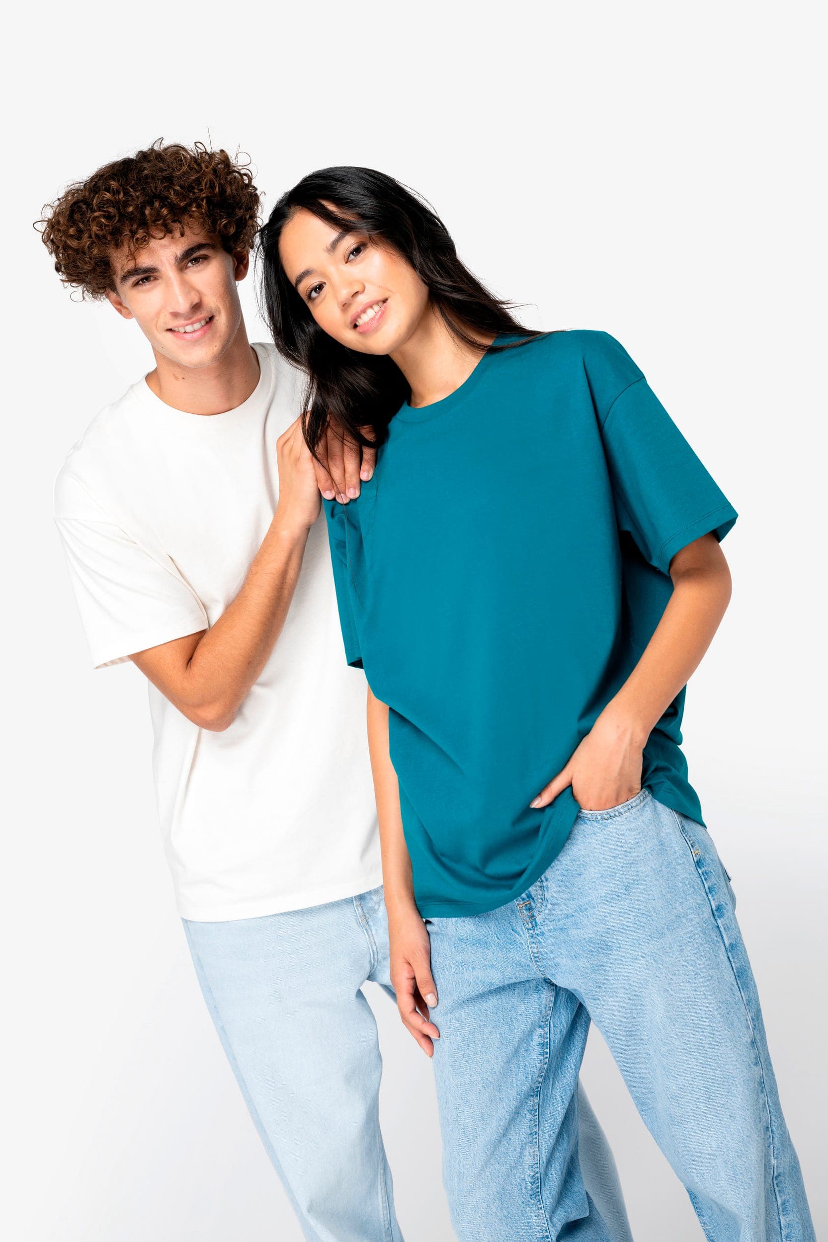 T-shirt écoresponsable à épaules tombantes unisexe en situation