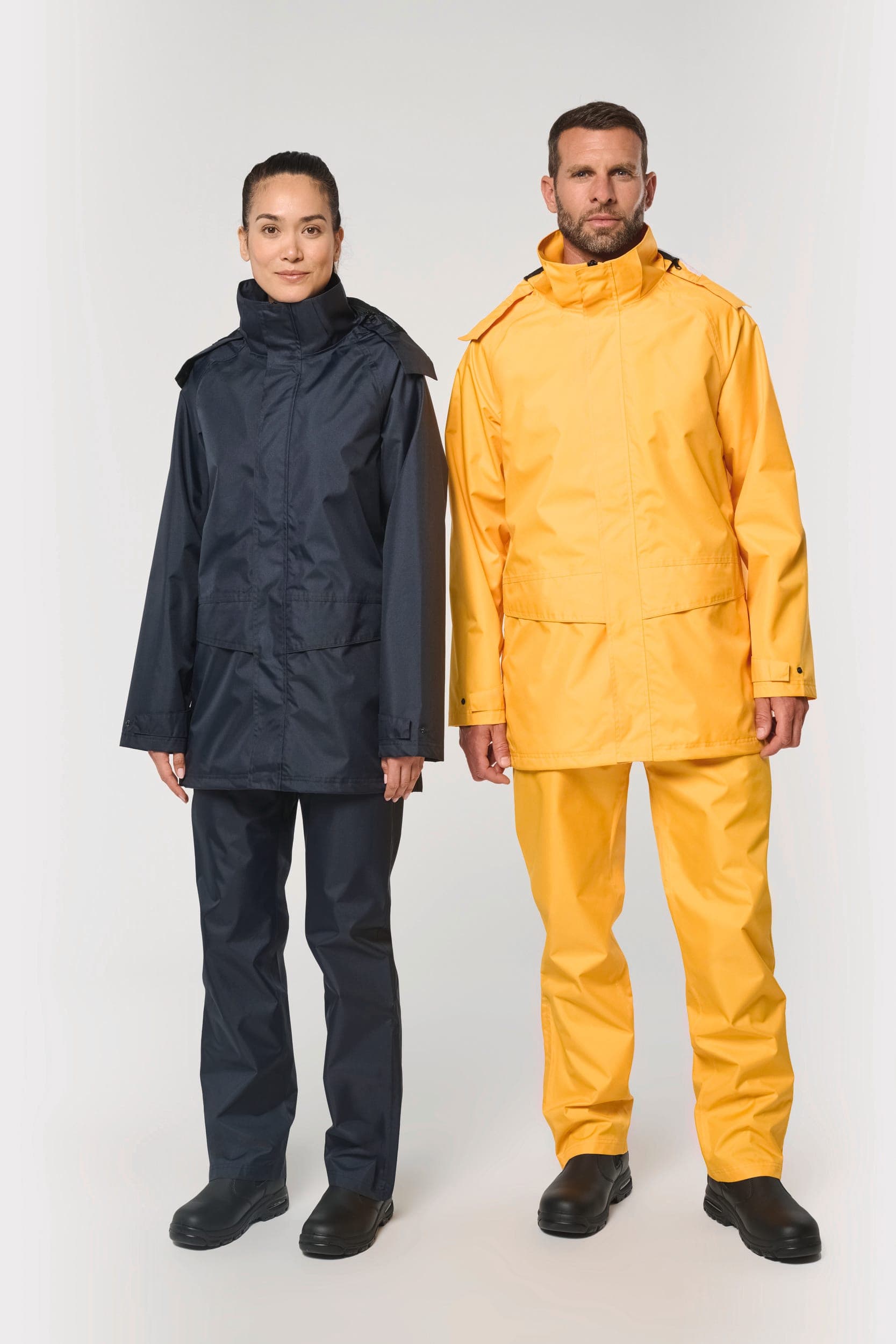 Pantalon de pluie unisexe en situation