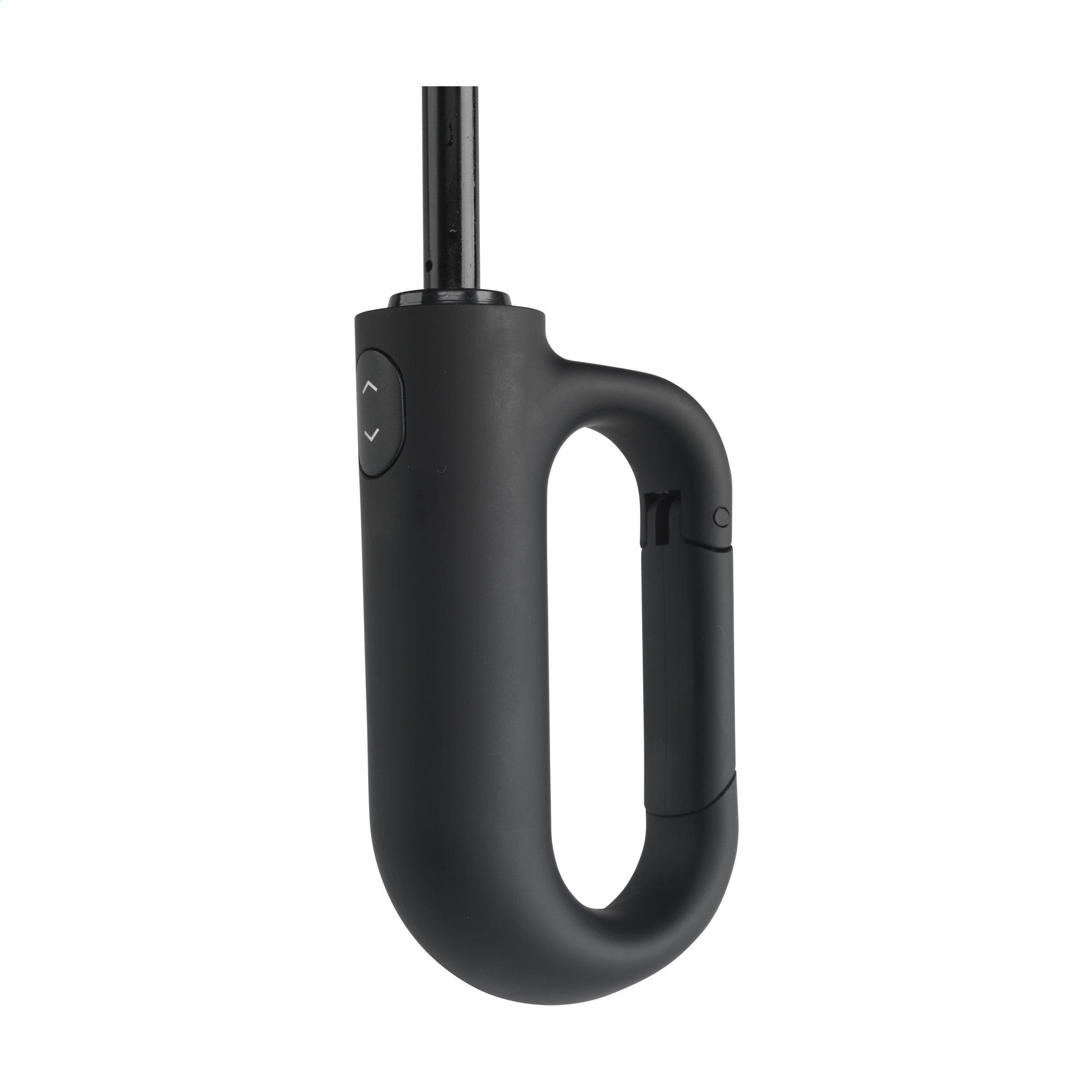 Parapluie pliable Carabiner RCS RPET 21 pouces en situation