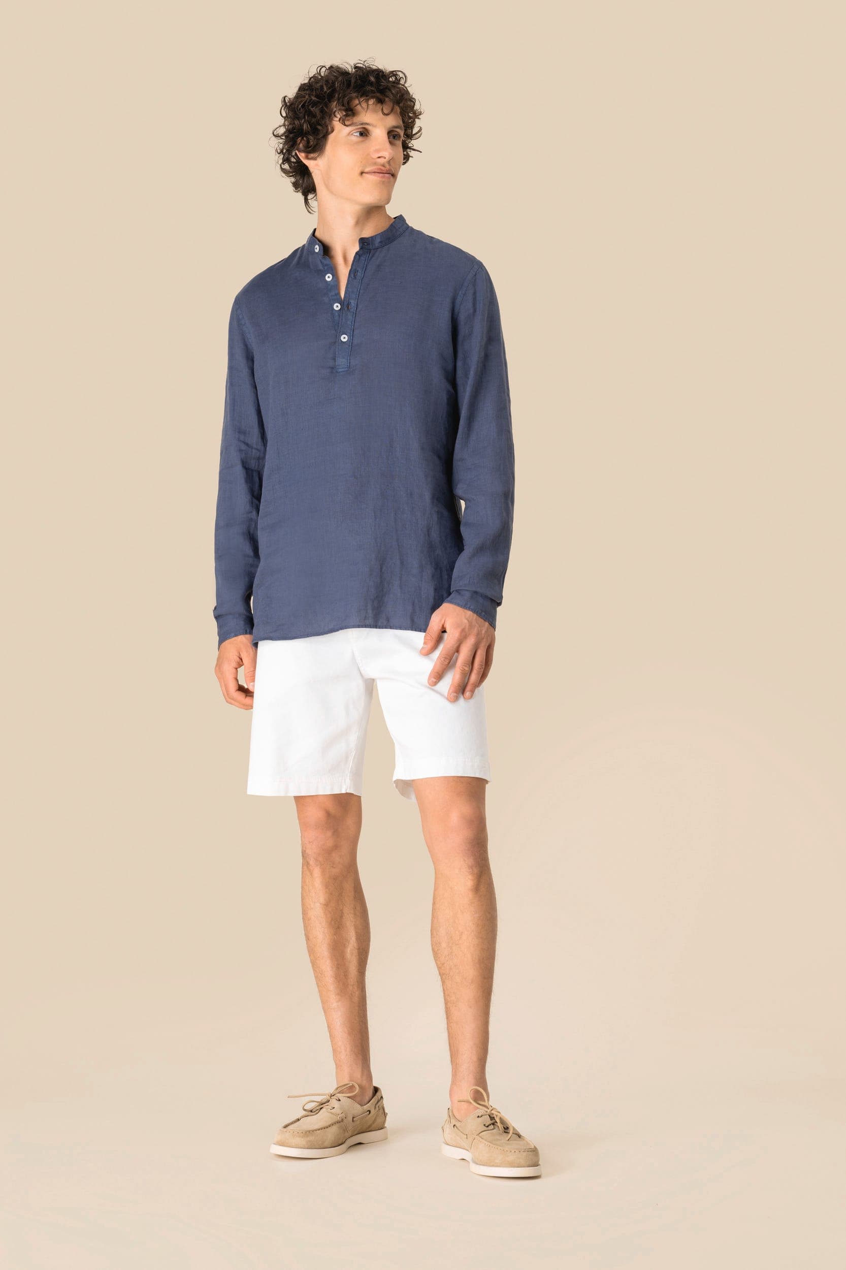 Chemise à col Mao délavée  en lin homme en situation
