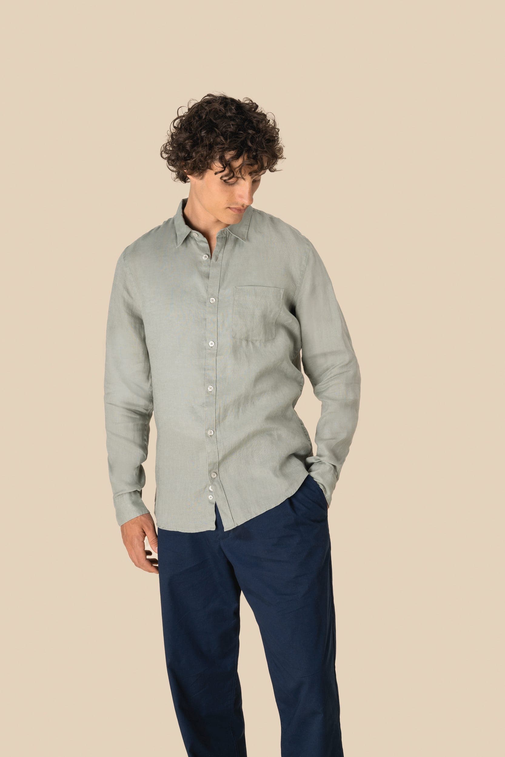Chemise en lin homme en situation