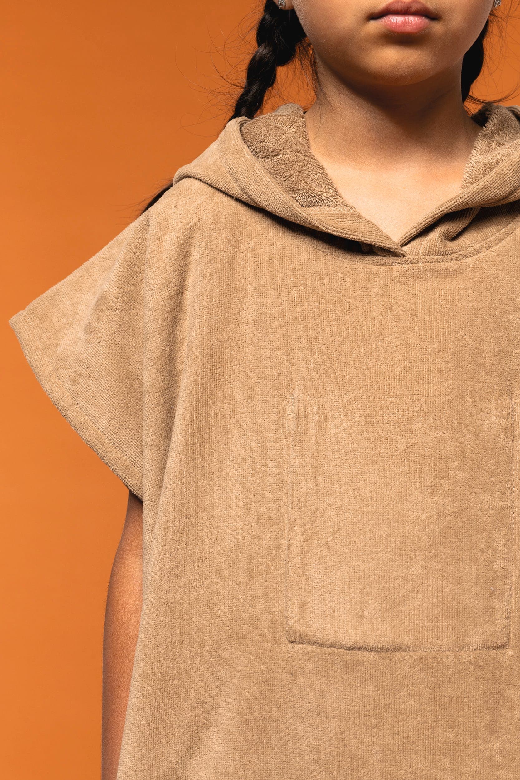 Poncho éponge à capuche enfant en situation