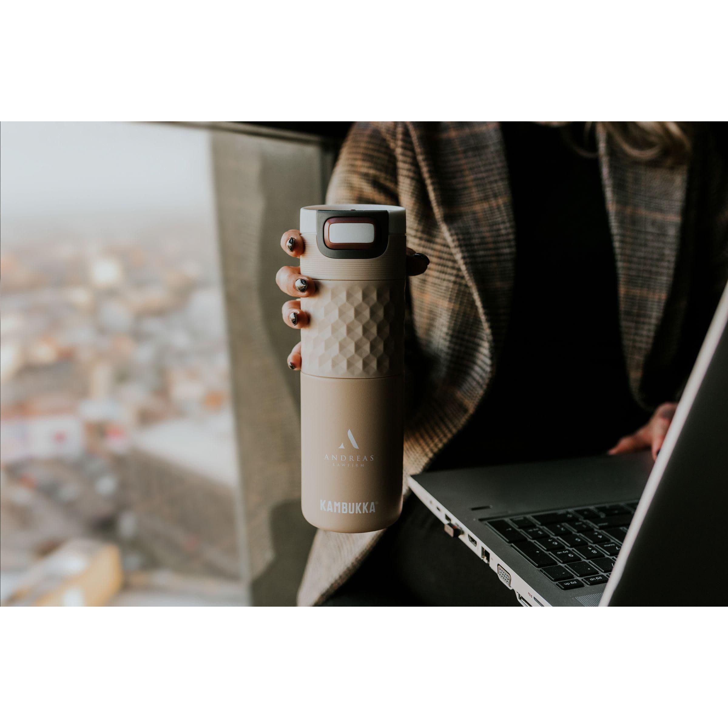 Gobelet thermos Kambukka® Etna Grip 500 ml en situation