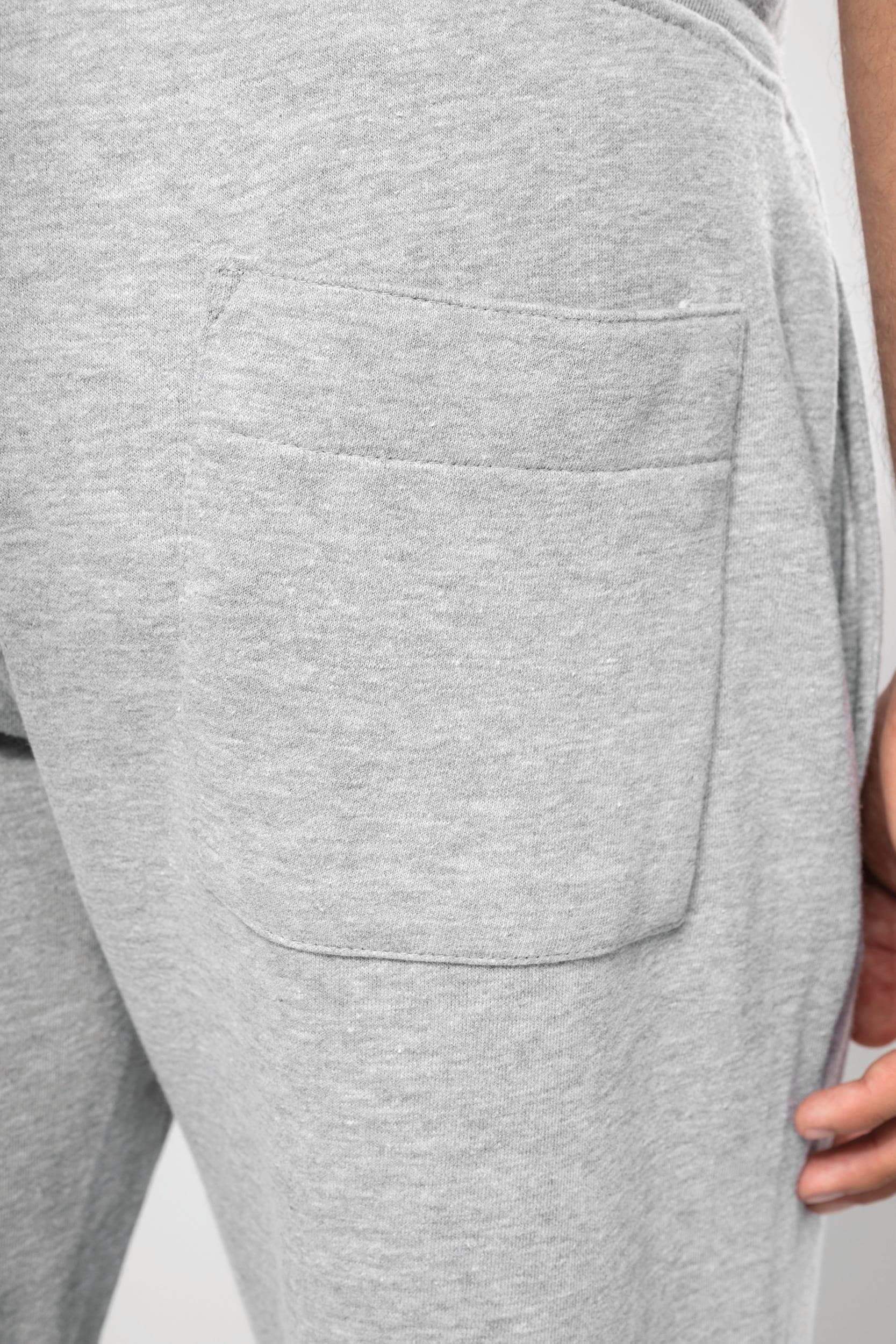 Pantalon molleton non gratté écoresponsable homme en situation