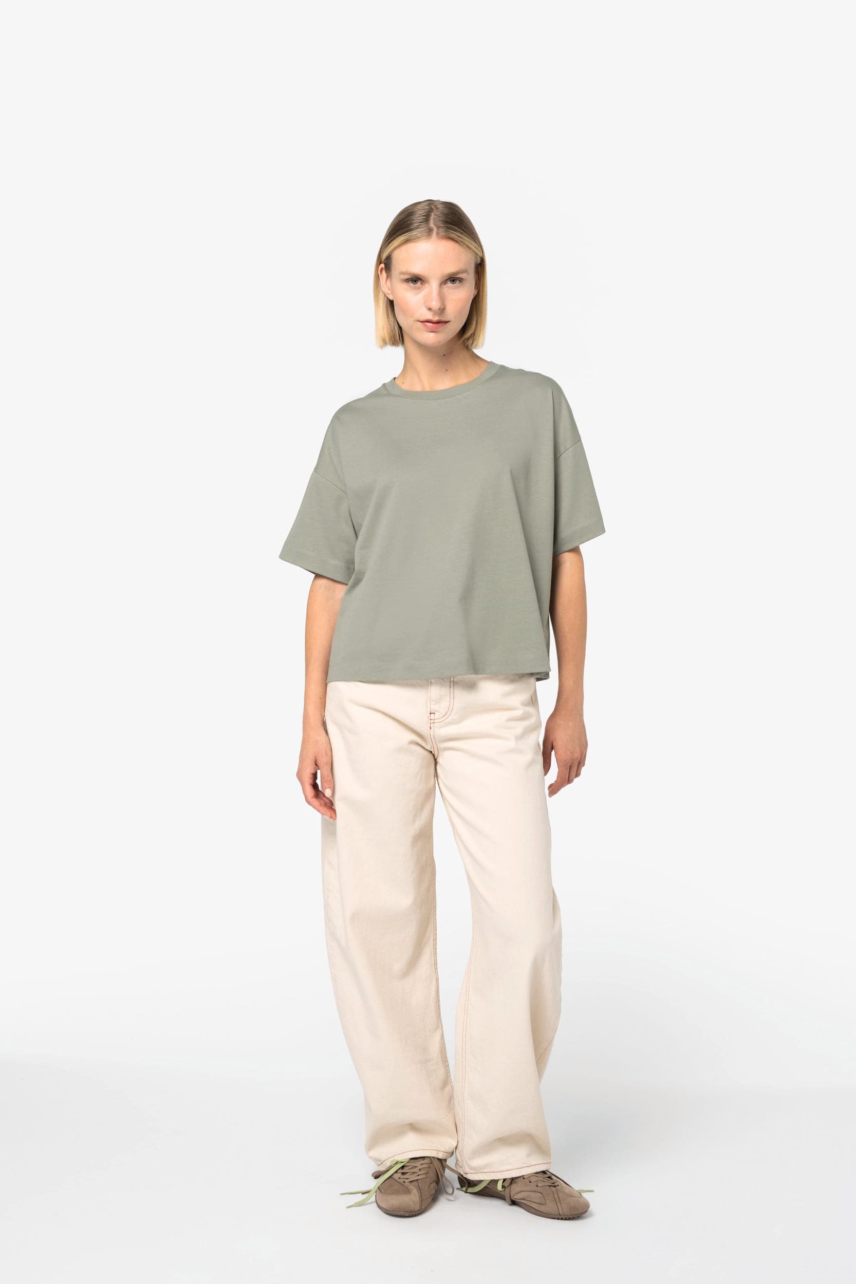 T-shirt écoresponsable boxy à épaules tombantes femme en situation