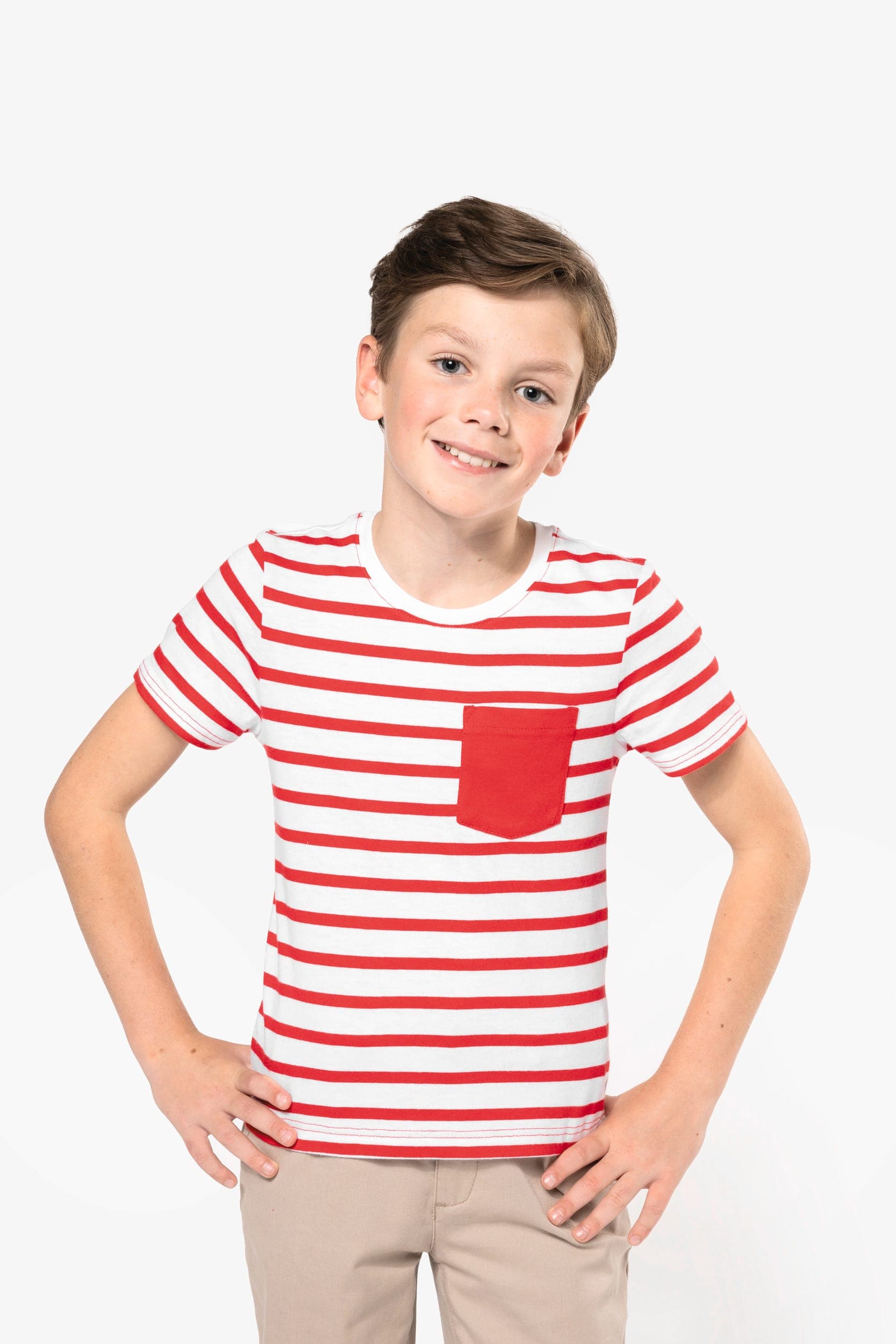 T-shirt rayé marin avec poche manches courtes enfant en situation