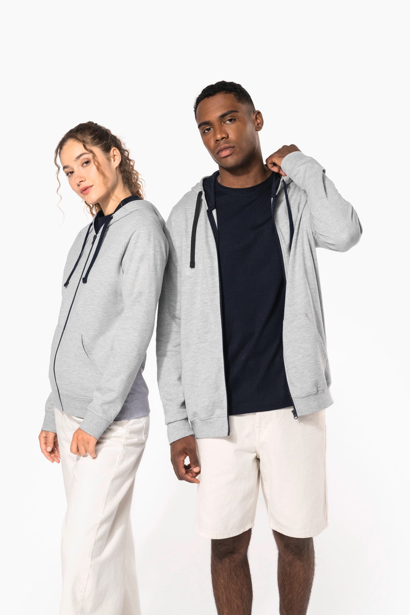 Sweat-shirt zippé capuche contrastée femme en situation