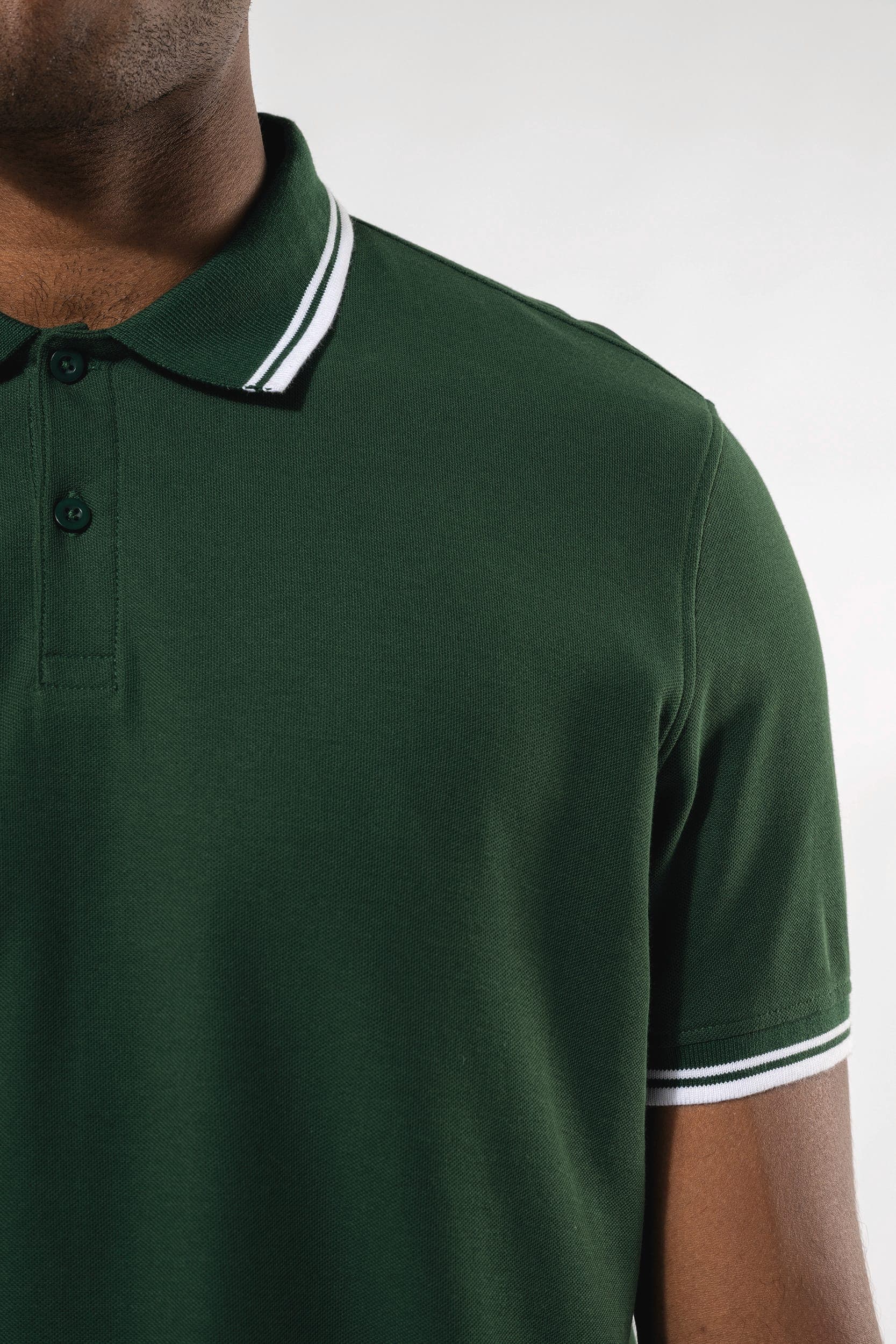 Polo homme manches courtes à liserés contrastés en situation