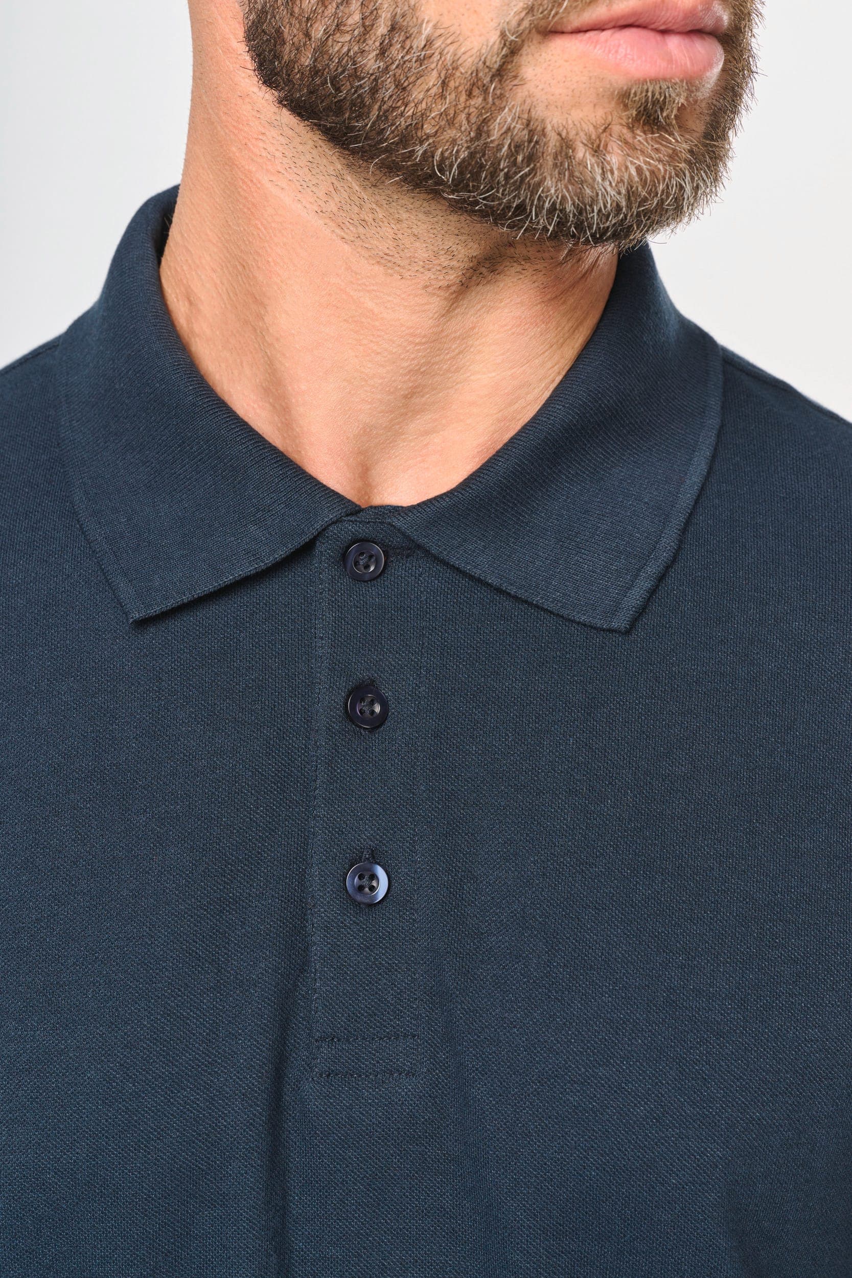 Polo écoresponsable homme en situation