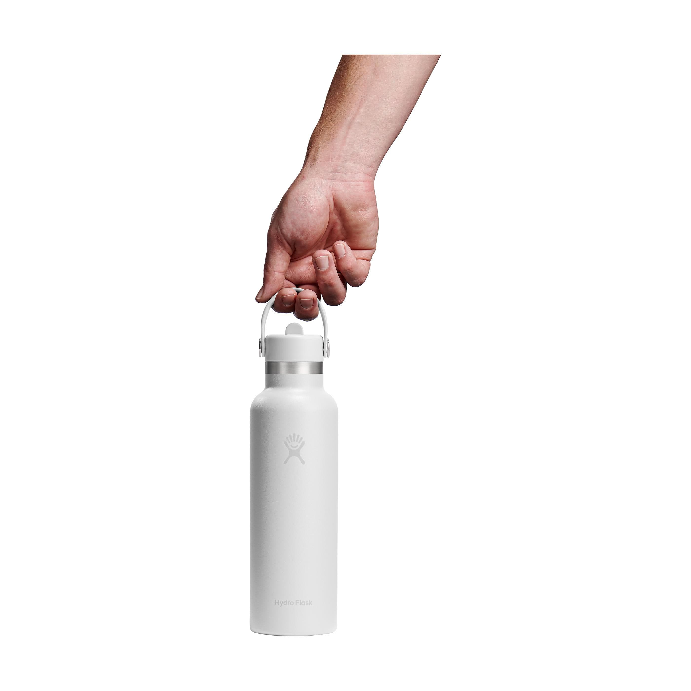 Bouteille d'eau Hydro Flask Standard Mouth avec bouchon à paille Flex 621 ml en situation